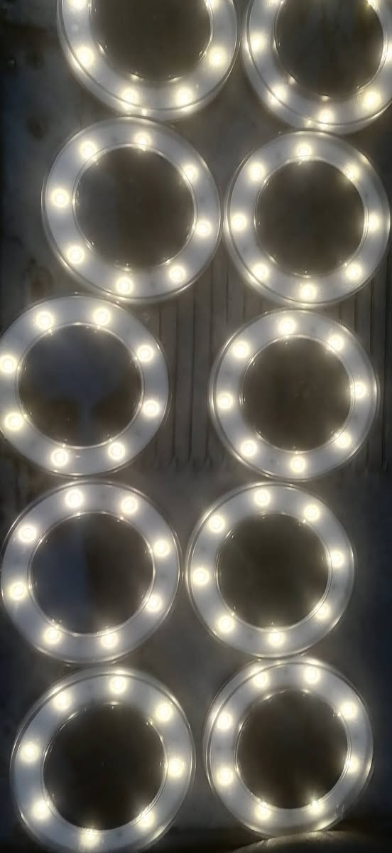 لايت او مصباح او ما اعرف شو. على الطاقه الشمسيه بهذه الجمال يثبت ب الحديقه 
الزوج ب 6. 
عندي 12 واحد 
توصيل 5


**إذا كنت صاحب هذا الإعلان وتريد حذفه لأي سبب، رجاءا أرسل رسالة إلى الدعم الفني**