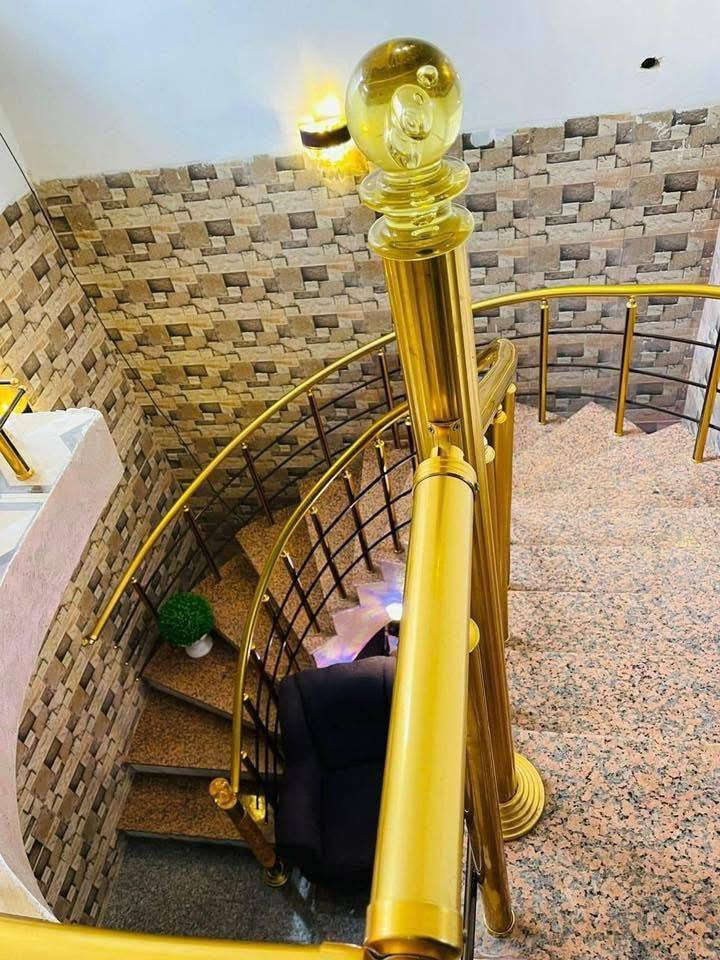 دار للبيـــــــــــــع...
طابــــــــو مــــــلك صـــــــرف...... 
حي الضباط الأولى قرب سنتـــــــــر الأسعار.... 
ـــــــــــــــــــــــــــــــــــ
طابقيــــــــن والبناء نظيف جداً... 
والمســــــــــاحه // 284م... 
ـــــــــــــــــــــــــــــــــــــــــ
خمسة غرف نـــــــــــوم نظام سويت... 
صالــــــه هـــــــول مطبـــــــــــخ حار بارد 
صحيات خارجية وداخليه كــــــــــراج حديقــــــــــه ومـــــــــــــناور
ــــــــــــــــــــــــــــــــــــــــــــــــــــ
عقارات رامســــــــــر 
***********
***********
