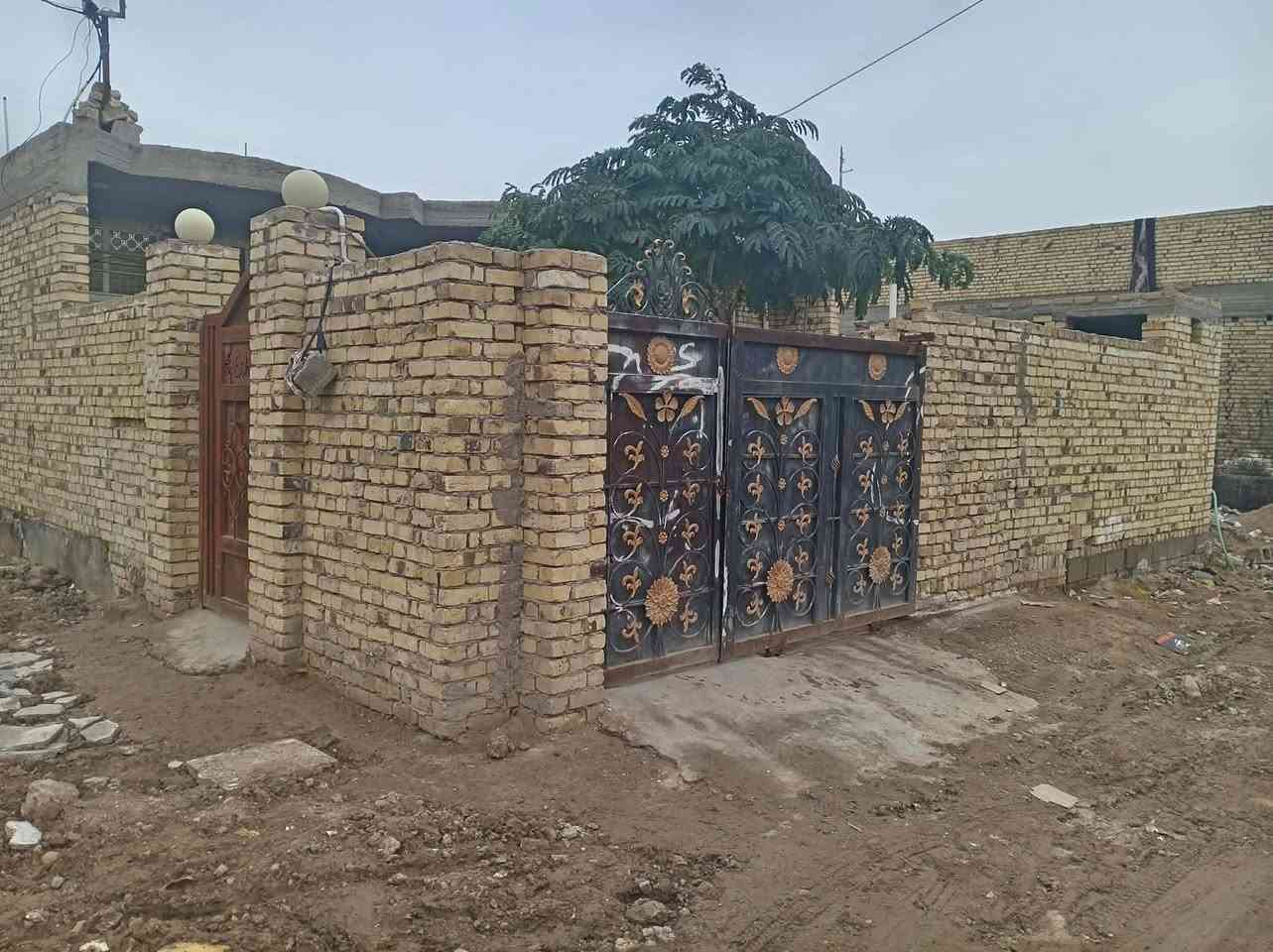 السلام عليكم بيت للبيع مساحه 225 ركن ع شارعين مقابيل بيت براهيم ثجيل القديم البيت يحتوي ع غرفتين وصاله ستقبال مطبخ صحيات خارجيه وداخليه كراج وحديقه للاستفسار رقم التليفون ***********
