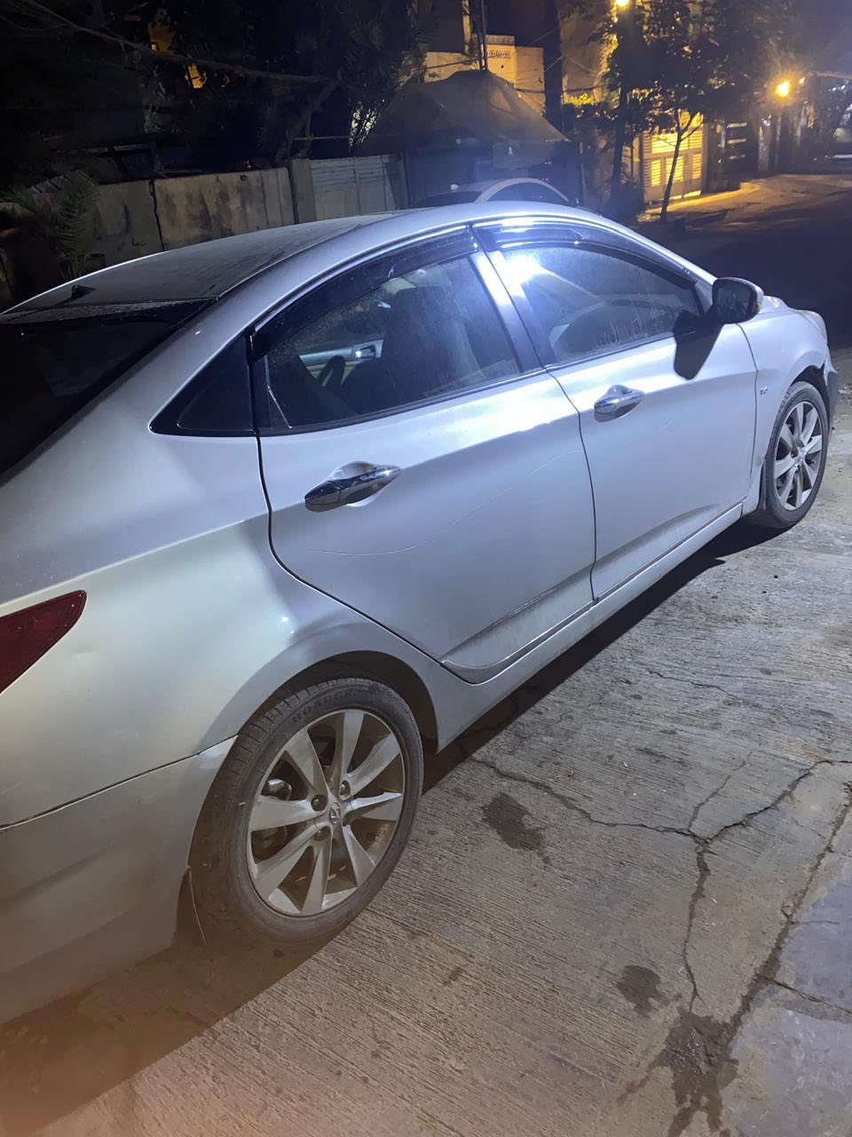 السلام عليكم
اكسنت 2011
فول مواصفات 
ماشيه 190 
لون سلفر بسمنا مكان السياره بغداد حي حطين او اليرموك 
***********
ابو احمد
