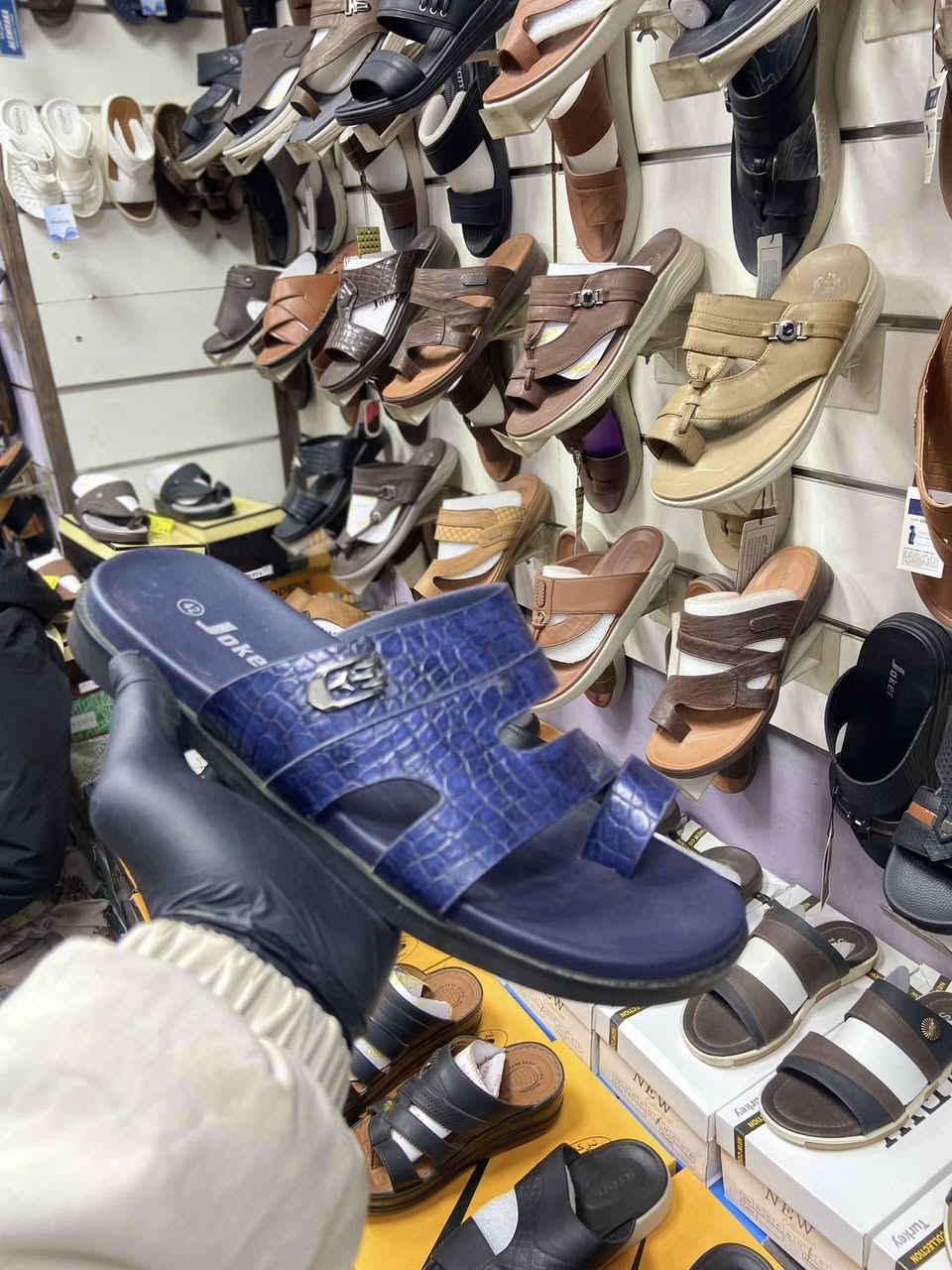 السلام عليكم 
بعد انقطاع طويل عدنا. اليكم ب احدث الموديلات للشحاطات الجوكر والبلاتينوم والنيترو 
جميع انواع الشحاطات 

السعر السابق:20000الف دينار 

السعر الحالي:10000الف دينار فقط 

عنواننا :الفلوجه السينما القديمه مقابل معرض الكبيسي

عامر البحر للاحذيه الرجاليه 

زورونا ستجدون اجود انواع الشحاطه الرجالي


**إذا كنت صاحب هذا الإعلان وتريد حذفه لأي سبب، رجاءا أرسل رسالة إلى الدعم الفني**