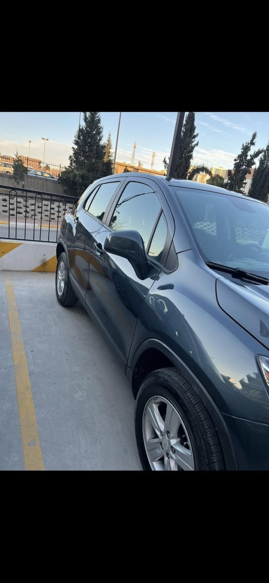 سلام عليكم 
شوفرليت تراكس موديل 22 سياره بدون دواخل ٣ قطع ايرباك فقط البرده الخلفيه السعر 110 
***********
