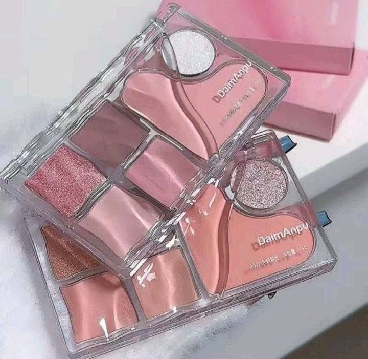 لطافة المكياج الكوري كله بباليت واحد! 🧸 تصميم القلب الكيوت والألوان النود الهادئة تجعله القطعة الأجمل في حقيبتكِ.
✨ سر الإطلالة الكورية الناعمة بين يديكِ.
#تجميل_كوري #kbeauty #كيوت_ميكب #انستا_ستوري


**إذا كنت صاحب هذا الإعلان وتريد حذفه لأي سبب، رجاءا أرسل رسالة إلى الدعم الفني**