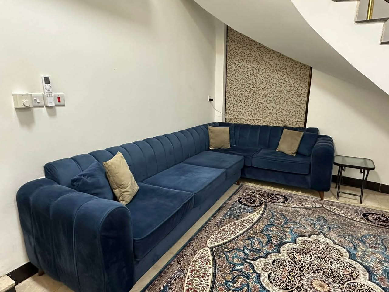 تخم ديوان عراقي مستعمل 
مترتين و نص *متر و 80
7 مقاعد مع 6 كوشات
سعره 600 الف 
تواصل 
***********
