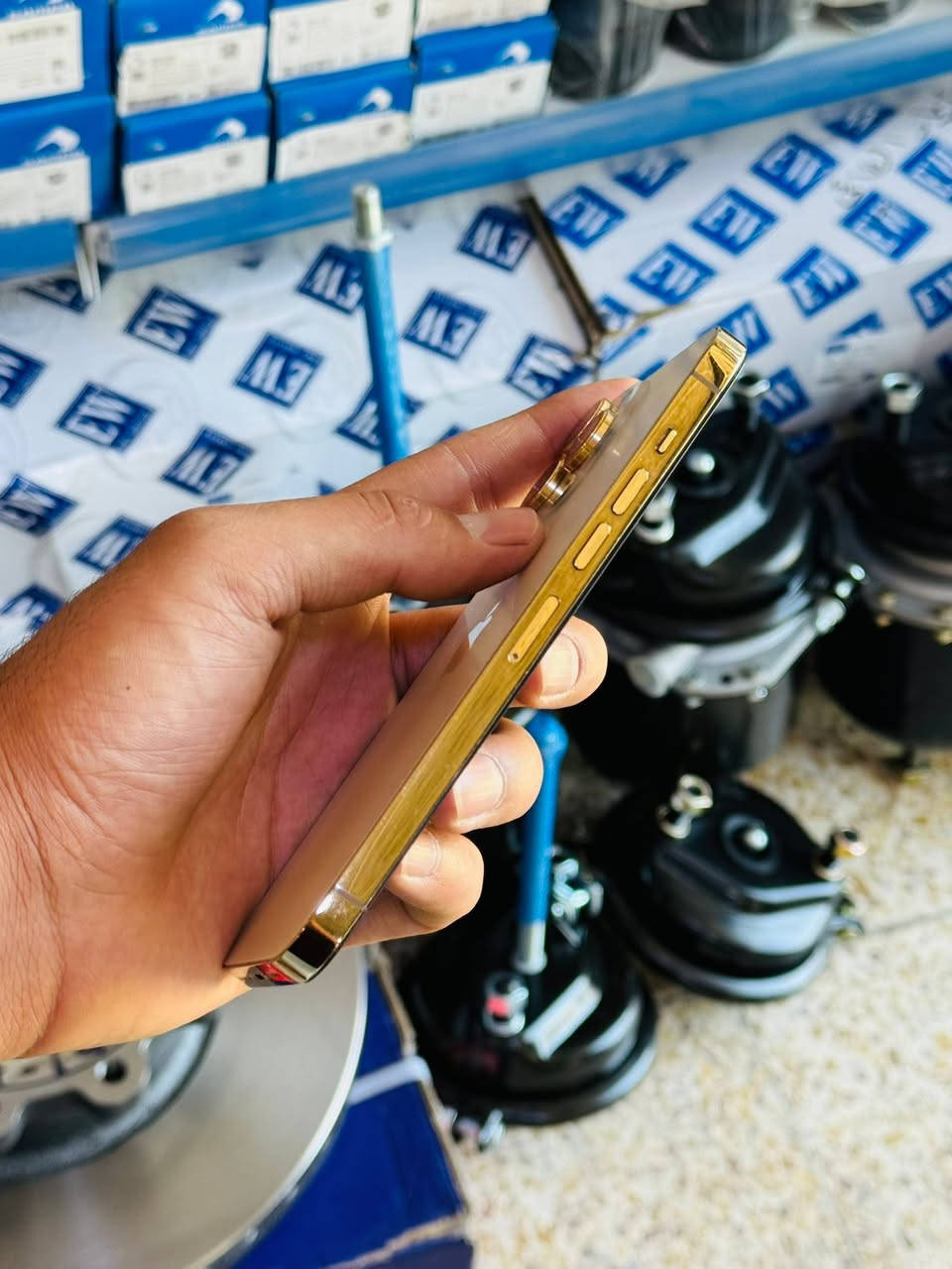 iPhone 13 pro max
ذاكره 128 
بطاريه 100 
نموذج m
تك سيم 
جهاز مبدل شاشه نوعيه ممتازه
فيس ايدي شغال 
شاشه ثلاث خيارات 
كله شغال شرط 
سعره 415 الف 
***********
