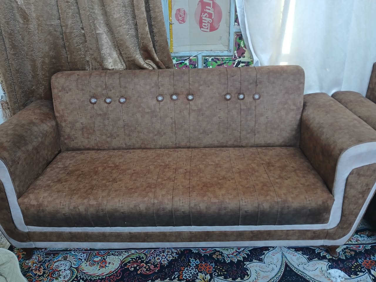 السلام عليكم تخم للبيع تركي عشرمقاعد مابي اي ضرر السعر ٢٥٠ وبي مجال والكاونتر تركي خشب  جديد السعر٢٠٠ قفل العنوان بغداد الثعالبه ***********
