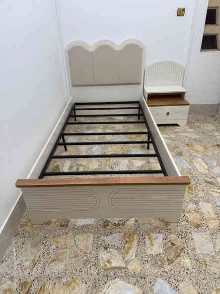 السلام عليكم
سرير العدد 2 جديد للبيع السعر الواحد 100الف 
للاستفسار ***********
