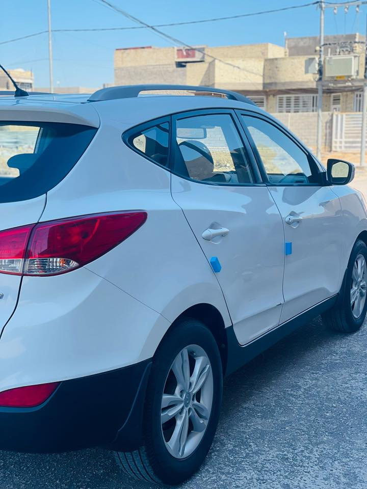 توسان ٢٠١٢ خليجي لون ابيض مكفول ماشيه ١٥٨ سعرها ١٤٨ورقه وبيها مجال السياره نظيفه تجي وتشوف 
***********
