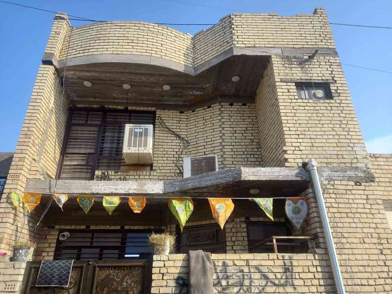 ١٠٠متر زراعي سند ٢٥
واجهه ٧ونص نزال ١٣ونص
البيت مدخلين استقبال و مطبخ
3 غرف نوم غرفتين نظام سويت 
*********** 
*********** واتساب
شهداء البياع شارع اسواق ابو رائد 
خلف حسينية شهداء الحشد الشعبي
