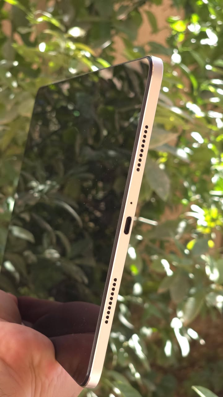 السلام عليكم حبايب قلبي، آيباد للبيع شاومي باد 6، نظافة 100%. الجهاز نظيف، مستخدم قليل على يدي، ونظافته واضحة أمامكم كما ترون. شاشته 144 هرتز ويدعم 60 فريم ببجي، وكاميرته 4k، بطاريته 5000 ملي أمبير وذاكرة 256، وشحنه يدعم الشحن السريع. ممتاز جدًا للدراسة والألعاب. سعرة 300 الف وبي مجال للشراي من يحب الاستفسار يدخل خاص أو يتصل على الرقم ***********.
