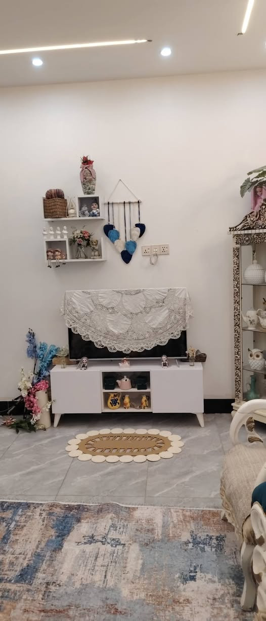 اللهم صلي على محمد وآل محمد الطيبين الطاهرين سلام عليكم بيت مساحه 180 متر طابق ونص اربع غرف نوم ثنين جوه ونثين فوك استقبال ومطبخ البيت ويه ثنين تخم وكاونتر مكان البيت وره بانزين خانه مال جيازنه استفسار هذا رقمي *********** *********** بي بس ارضيه مال غرف الفوك ماكامله ومحجر
