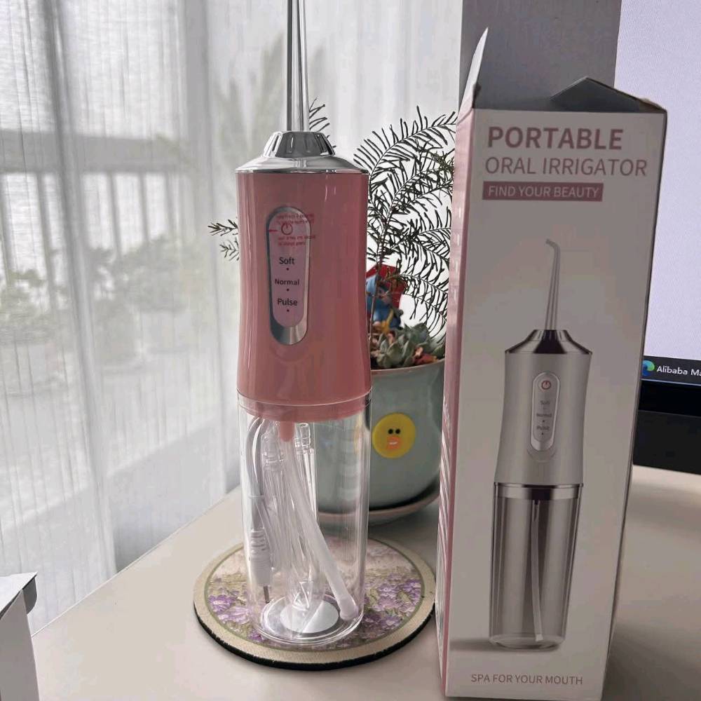 جهاز الخيط المائي،💯
Water flosser 
لتنظيف الأسنان والعناية بها 🦷🦷
يزيل الترسبات والجير ورائحة الفم .
ينصح به اطباء الأسنان لفعاليته في التنظيف العميق للجميع
مفيد ايضا للتقويم وتركيبات الأسنان وأصحاب الابتسامة 
شحن ⚡️⚡️ يدوم ل 30 يوم تقريبا
شحن عن طريق شاحنة الهاتف ❤️
خزان ماء 350 مل يكفي لاستعمال كامل ❤️
انماط متعددة لدفع الماء مناسبة لجميع انواع اللثة ❤️
عدة رؤوس وعدة سرع تتحكم بيها
مناسب للكبار وللأطفال ايضا
بطارية 3500 مل امبير ايون ليثيوم تكفي شهر كامل الشحنة الواحدة ♥️

السعر 20 الف 
🚘يوجد خدمة توصيل لجميع محافظات العراق🚘