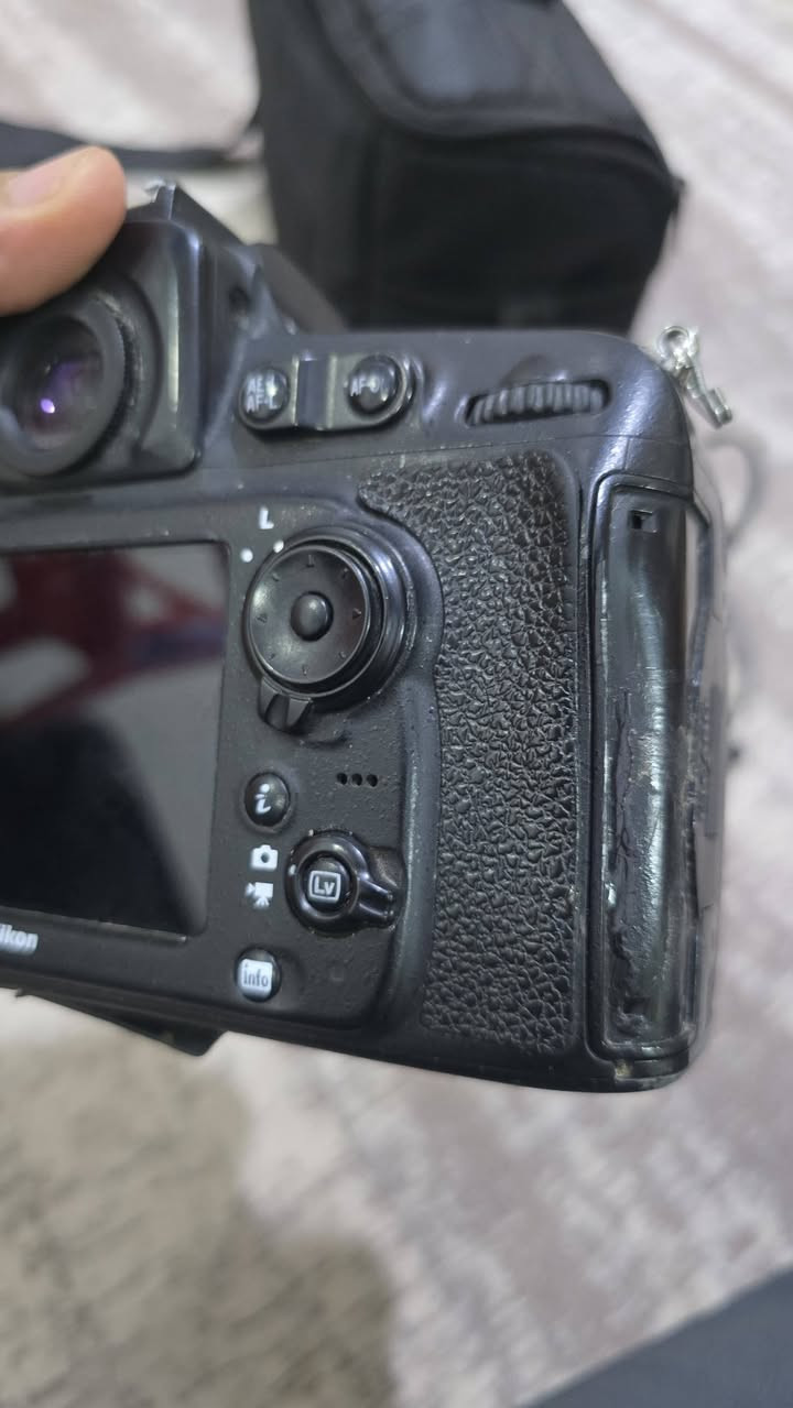 للبيع كامرة 810  نيكون  لا مصلحه ولا مفتوحه لكن شترها عالي 70k مكاني الحله قرب جامعة بابل *********** واتساب

