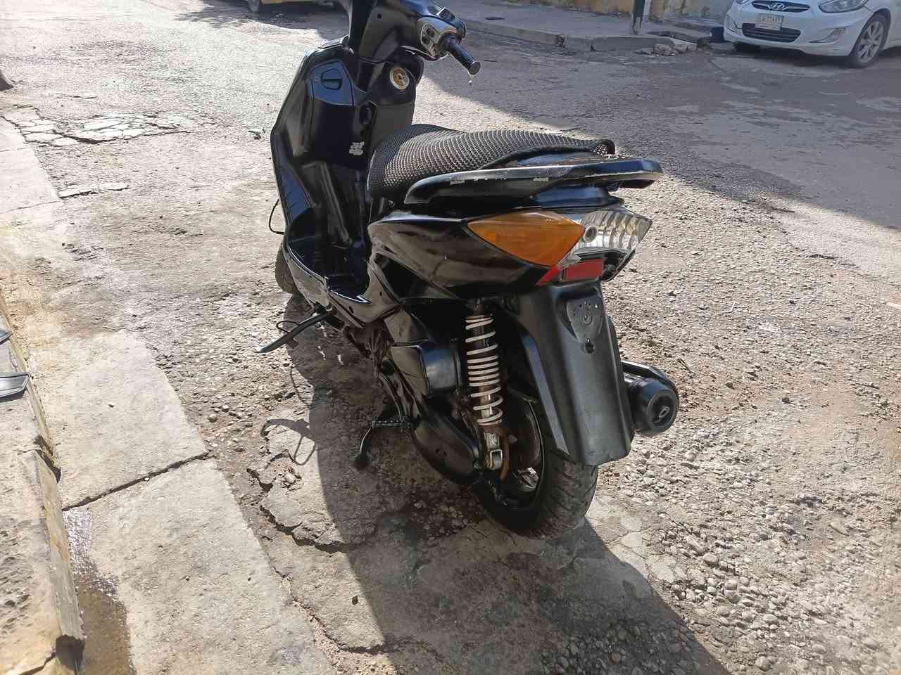 سلام  عليكم سكنس نثيه ١٤٠ سلف وهندر شلعه معدل كهربائيات كلها شغاله  اشاير. طوافه بانزين شغالة كلها جديدة
مكينه بلاديه ناعمه لا نضوح ولا تبخير ولا تنقيص ادامه كلجات جدد دراجه مال رمبه  ابريك امامي خلفي استان تعليك وصفح وستم صوت ما ناقصهة اي شيء كاملة  
السعر (700 بيها مجال ) 
العنوان بغداد // القاهرء
رقم***********
