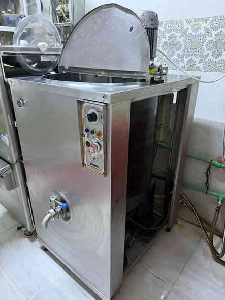 سلام عليكم ورحمه الله 
ماكنه Ds 12 كيلو كربجاني شغاله ونطيفه جدا اشتريته بذاك الموسم 
بسترا 150 لتر مارك  دبل ماطور حار بارد شغاله ونطيفه جدا
العنوان بلديات 
***********
