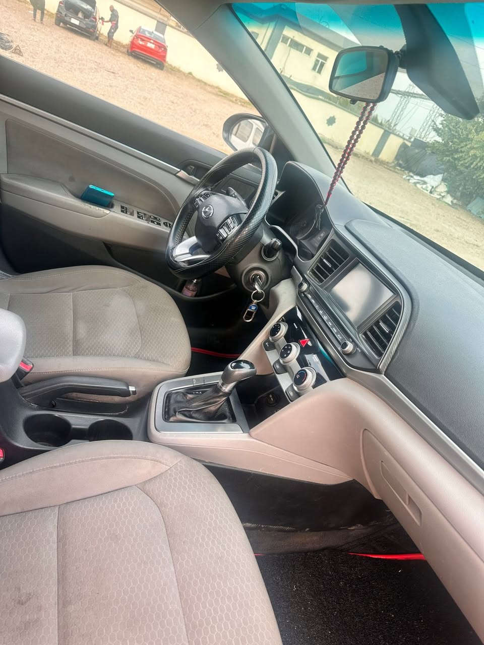 السلام عليكم الانتر 2019 ماشيه 95ميل محرك 2000دوش الكير اي تي سياره نضيفه وحلووه السعر 130وبيها مجال  التواصل ***********
