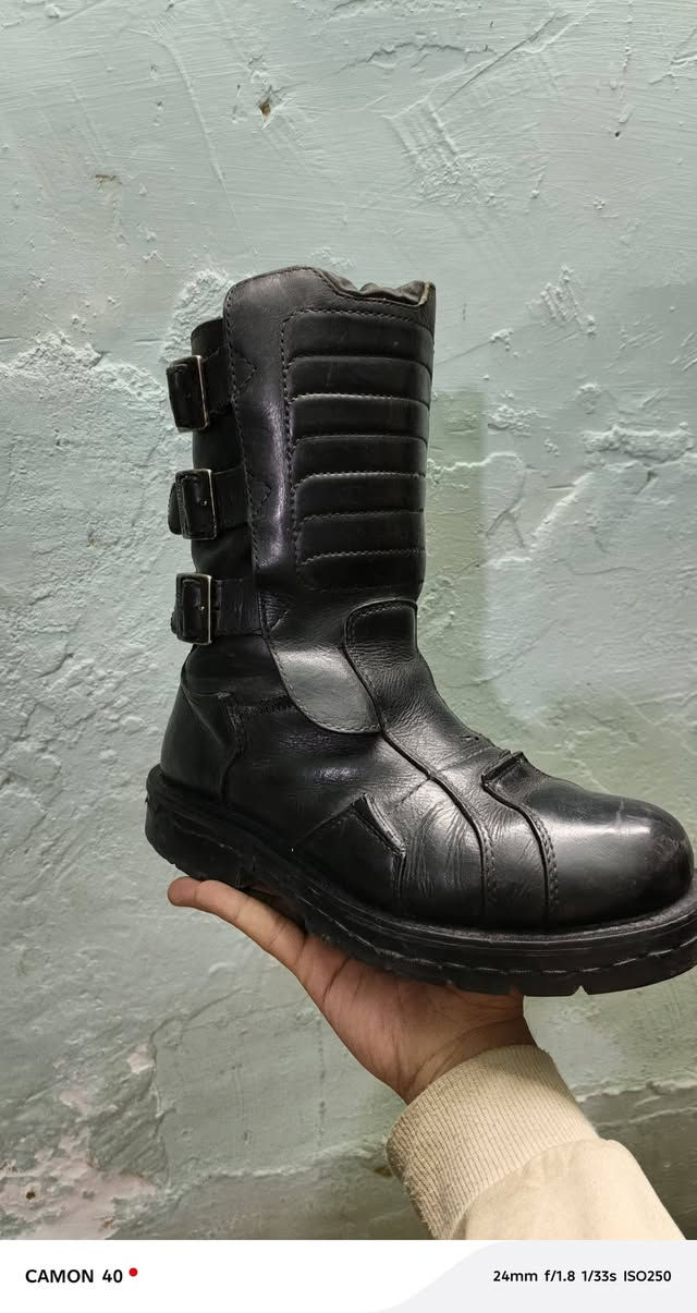 بوت جلد طبيعي ماركت هارلي ديفيدسون
نضيف مابي أي ضرر 
40 ألف 
توصيل موجود 
***********
