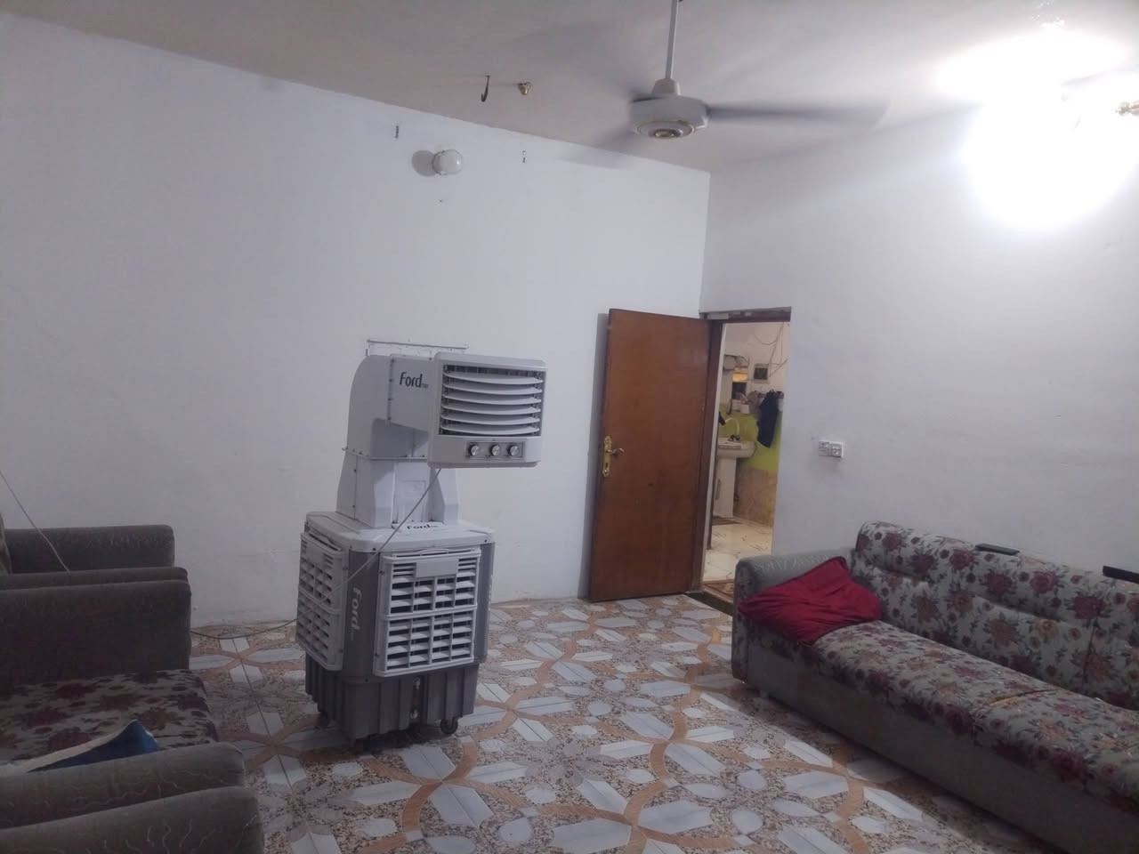 سلام عليكم بيت للبيع العنوان الحر حي سومر
مساحه ١٥٠متر سند ٢٥
واجهه 11نزال ١٢
طابقين يحتوي الطابق لاول علئ
طارمه استقبال مطبخ صاله صحيات خارجيه
حمام  غرفتين مناور اثنين
الطابق الثاني غرفتين صاله صحيات وحمام وصطح
الاستفسار خاص او اتصال ***********
سعر 140
