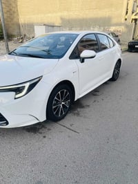 كورلا 2025 مكفولة ماشية 15كرسي كهرباء جلد السعر 153وبيها مجال بسيط مكا...