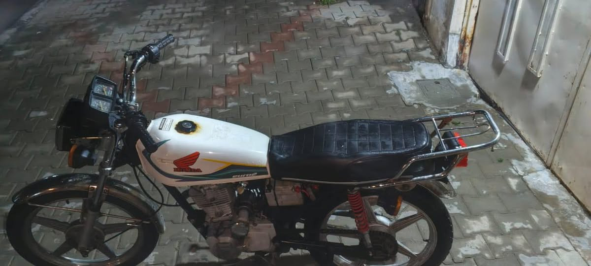 السلام عليكم دراجة للبيع
موديل ١٥ أوراق كاملة شرط الترقيم 
السعر خاص 
مكان ديالى بهرز برغة 
الرقم: *********** 
وموجود خاص
