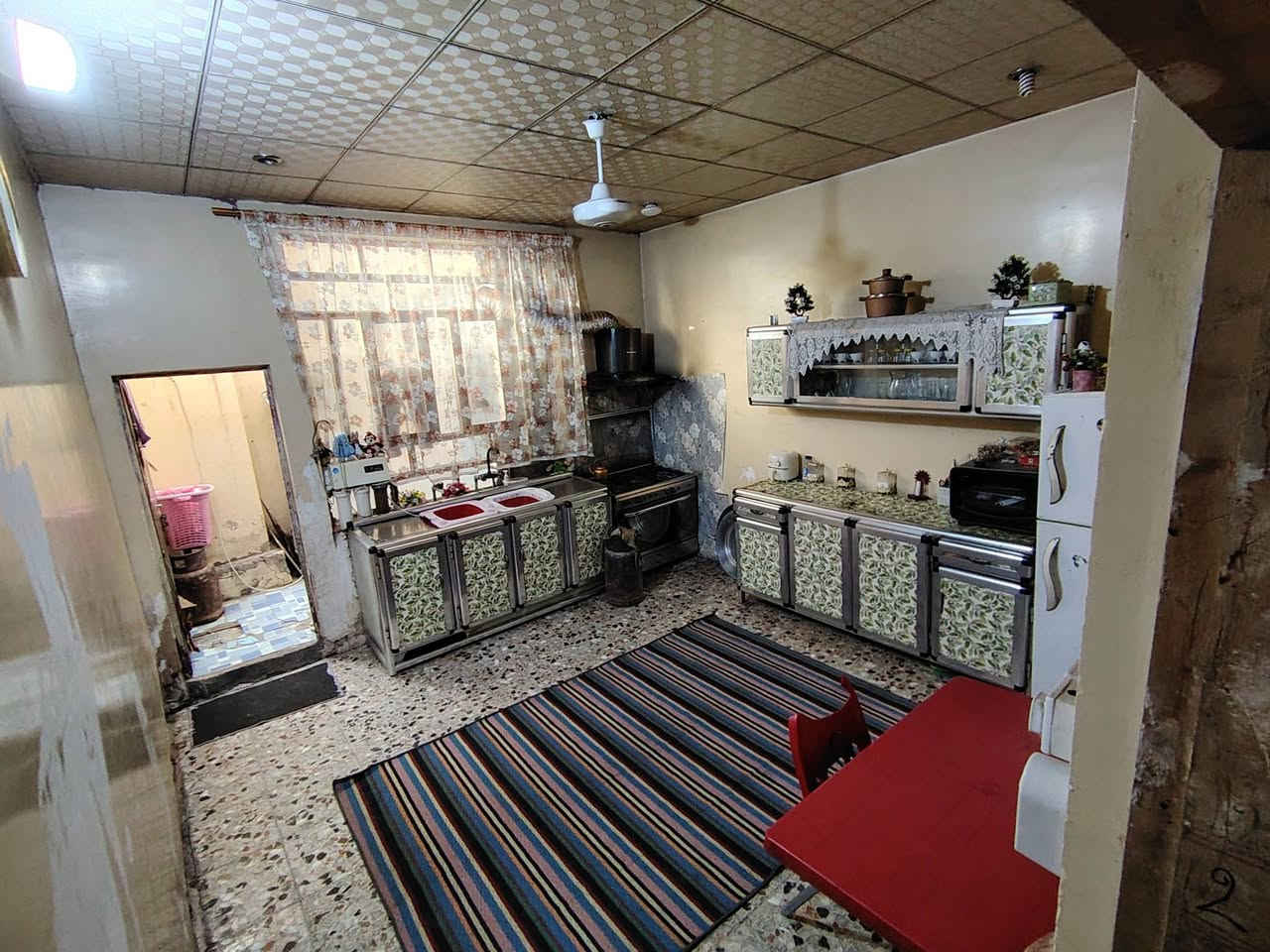 السلام عليكم بيت 100 متر طولاني يحتوي صاله كبيره + هول + مطبخ + غرفه فوق ارضيه نظيفه جدران جدران نظيفه سقوط ثانويه بناء طابوك السقف صف عنوانه ورديه خارج خط النفط قرب أسواق ابو سلام السعر 32 متواجد خط واتساب ***********
