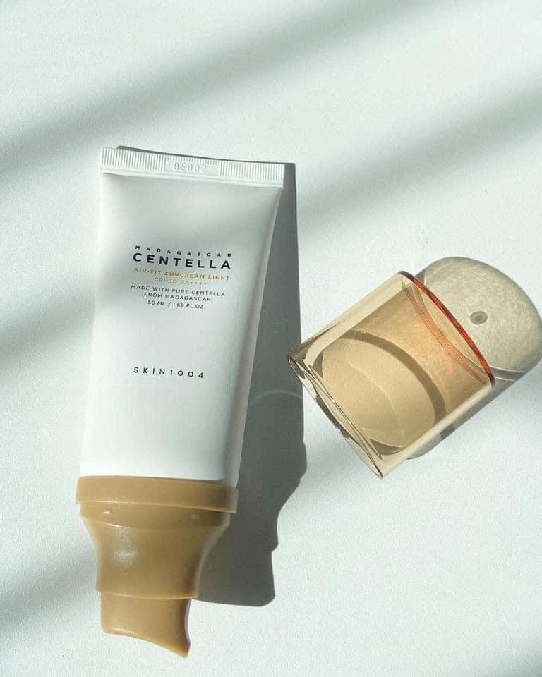 MADAGASCAR CENTELLA
AIR-FIT SUNCREAM LIGHT SPF30 PA  
🔅🔅واقي الشمس من سنتيلا الكوري 🇰🇷 الأصلي 💯
✅الفوائد الرئيسية 
✔️* واقي شمسي فيزيائي خفيف الوزن ولطيف على البشرة.
✔️* يحتوي على مستخلص السينتيلا أسياتيكا من مدغشقر لتهدئة البشرة
وتقليل الاحمرار.
✔️* يوفر حماية واسعة من الأشعة فوق البنفسجية بنوعيها UVA و UVB.
✔️* تركيبة غير دهنية وغير لزجة، مناسبة للاستخدام اليومي.
✔️* لا يترك طبقة بيضاء على البشرة.
✔️* خالي من العطور والمواد الكيميائية الضارة.
✔️* تهدئة وتلطيف البشرة: يقلل من التهيج والاحمرار.
✔️* تفتيح البشرة: يساعد على توحيد لون البشرة وتقليل التصبغات.
✔️* ترطيب البشرة: يحافظ على رطوبة البشرة ويمنع جفافها.
✔️* مناسب لجميع أنواع البشرة: حتى البشرة الحساسة..

#الاصلي المنشأ كوريا 🇰🇷💯
سعر الدرزن :
يوجد لدينا توصيل الجميع محافظات العراق✔️


**إذا كنت صاحب هذا الإعلان وتريد حذفه لأي سبب، رجاءا أرسل رسالة إلى الدعم الفني**