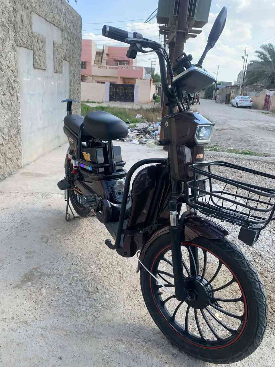 السلام عليكم شباب دراجه للبيع موديل 25 دراجه جديده صار لها ثلاثه اشهر من اشتريتها خمس بطاريات بيها وحده 
تعبانه سعر 300 وبيها مجال المكان ديالى الغالبيه سيف سعد
***********
