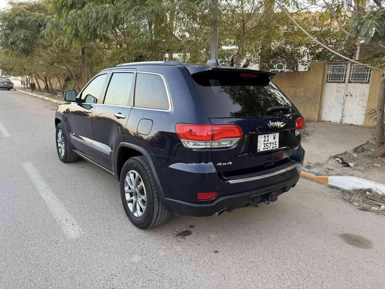 السلام عليكم   2014Jeep  الون نيلي بيها ٥ قطع صبع بدون دواخل ماشيه ١٧٧ سياره جاهزه مابيها نواقص مكينه كير خير من الله تخم تاير جديد السعر 175 بيها مجال بسيط مكاني بغداد  ***********
