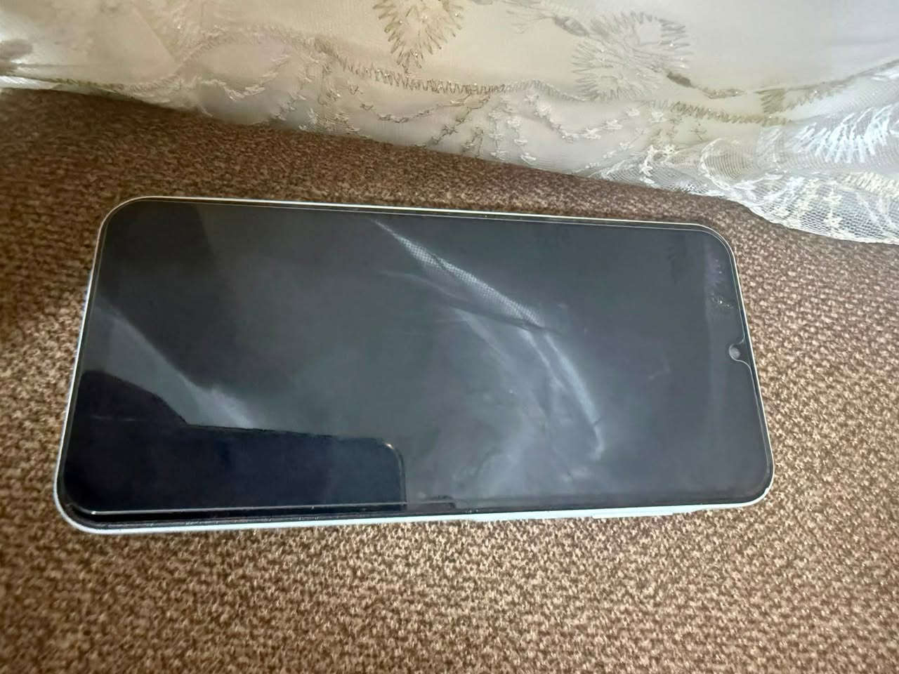السلام عليكم A15 سامسونك للبيع ذاكره ٢٥٦ الشحن تايبسي بي بس خط بالشاشه يعني ممأثر السعر ١٢٥ وبي مجال العنوان حي أور ***********
