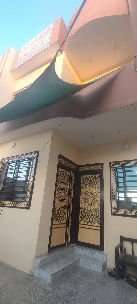 سلام عليكم
دار للبيع بعد حي صدام قبل مجمع هيما ستي في فرع الملعب منطقة راقية وهدوء وبالاضافة الى خدمات تبليط وكهرباء وماء ومنظومة انترنيت نت مجانية24 ساعة
سند زراعي حق التصرف
المساحة: 150 متر واجهة 7.5 متر ونزال 20 متر
الطابق الاول: يحتوي على غرفتين ومطبخ ومشتملات وهول واسع وصالة
يحتاج الطابق الاول الى ابواب داخلية وسقوف ثانوية فقط
الطابق الثاني: يحتوي على غرفتين احدى الغرف تحتوي على حمام سويت ومطبخ وسطح نازل بالاضافة الى سطح عالي
الطابق الثاني يعتبر هيكل ولكن مؤسس من كهرباء ومجاري 

الدار بناء 2024
السعر 100 مليون
للتواصل متوفر على الفيس
***********
