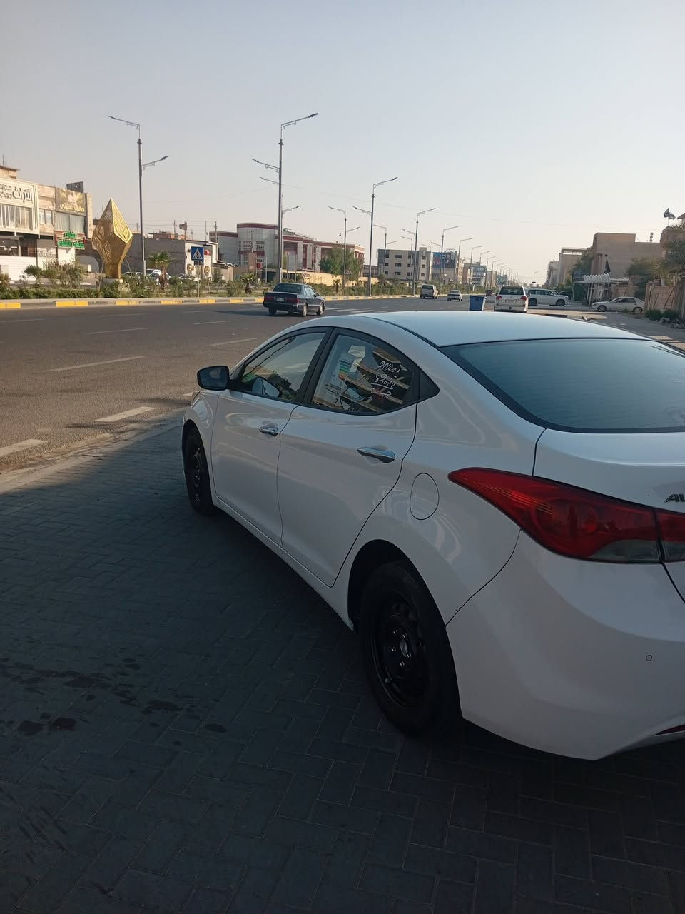 السلام عليكم 
الانترا للبيع موديل 12 كوري افانتي 
محرك 1600 قبل جم شهر مبدله جديد 
تبريد شغال ثلج 
كفاله من الضربه والتبديل 
بيها صبغ قليل اثر تكشير 
مكاني بصره حي الزهراء شارع معهد النفط 
***********
