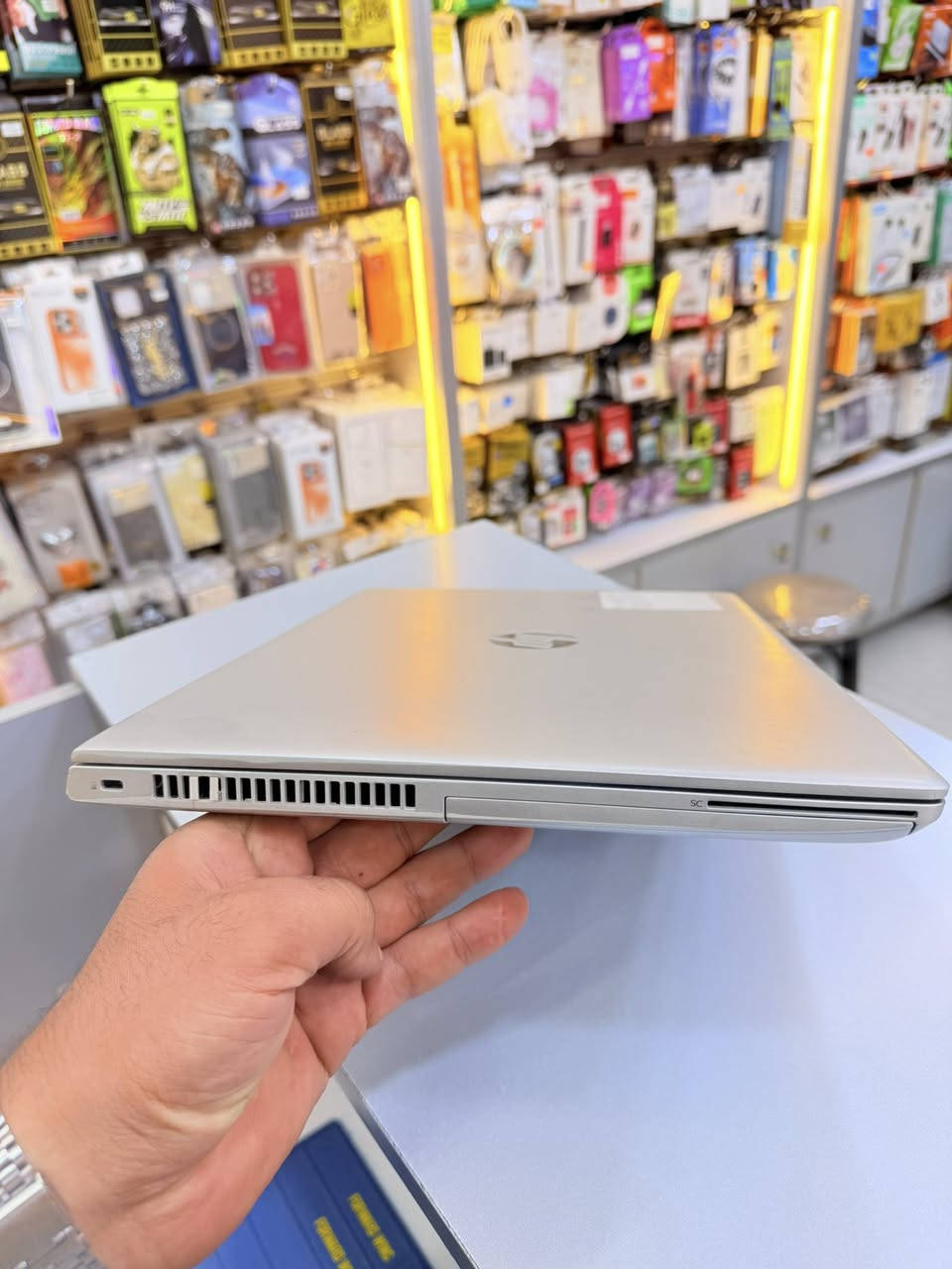 حاسبة لبتوب للبيع مع جنطه وشاحنه.  الحاسبه نضيفه السعر 400 الف بيه مجال  اليحب يتواصل عله هاذه الرقم  ***********
