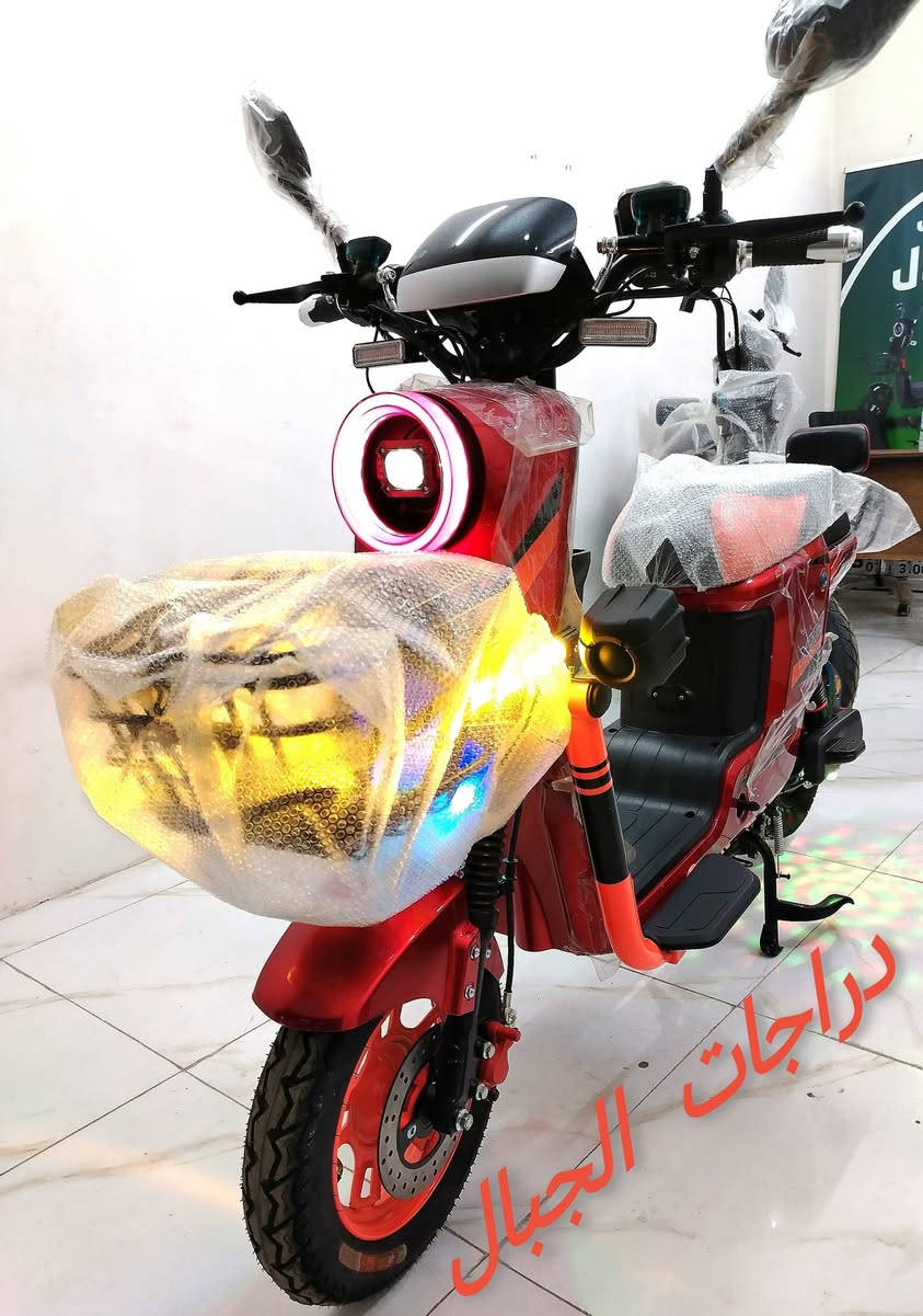 دراجات كهربائية X900
موصفات
1-خمسة بطاريات 60 فولت 24 أمبير
2-بلوتوث
3-شاشة كبيره
4-سماعات جانبيه
5-هورن عالي صوت 
6-بلاجتورات أمامية عدد اثنان
7-اناره لايت أمامي زينون عالي و ناصي أصفر و أبيض 
8-بريك ديسك امامي و خلفي 
9-حامل هاتف مع منفذ للشحن الهاتف
10-تحكم MB3 مع منفذ للشحن الهاتف 
11-تحكم R للرجوع إلى الخلف 
12-مرآت جانبيه
13-حساسات إنذار ضد السرقة
14-بصمة تشغيل عن بعد عدد اثنان
15-مفتاح تشغيل عدد اثنان
16-شاحنه رقميه
17-ملف 1200. W
الألوان المتوفرة-أبيض و ماروني و رصاصي و أسود  
سعر التوصيل جميع المحافظات العراق 20 الف دينار 
عنوانا كركوك حي الشهداء قرب الترافك 
استفسار أكثر على أرقام التاليه
واتساب ***********
واتساب ***********
https://www.facebook.com/share/17gZStbwp2/

https://www.instagram.com/1981dragatalgebal?igsh=MWpodXI1dnl2d203Yw==
