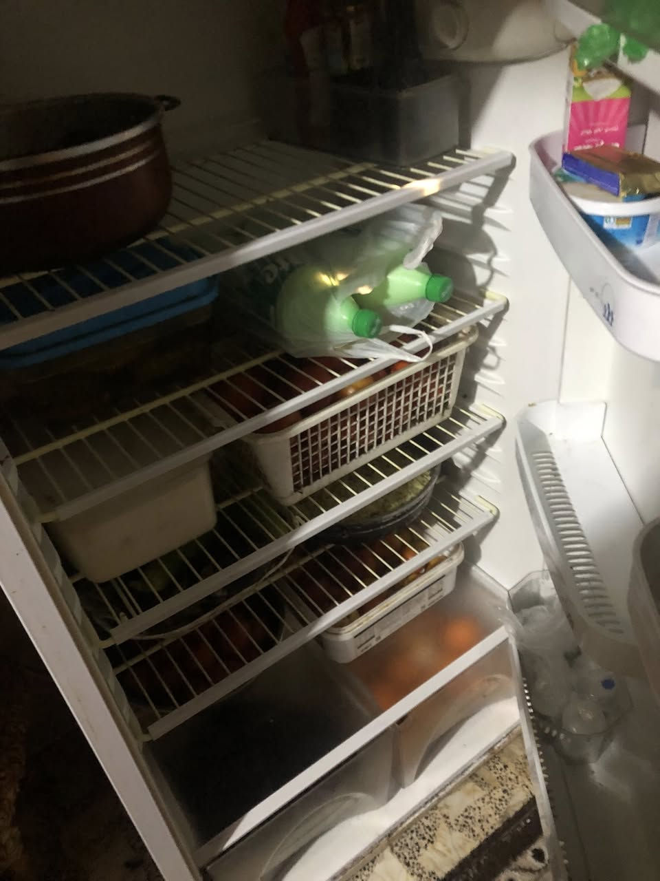 ثلاجه للبيع نضيفة بشكل جديدة ال شراي يتصل ***********
