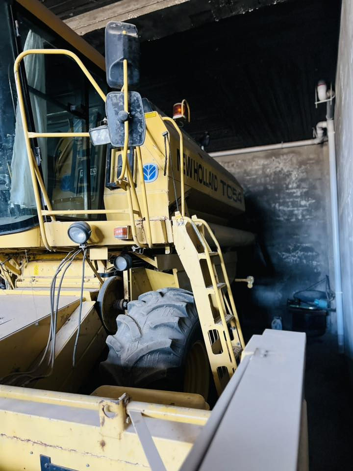 ئەم دەراستەیە بۆفرۆشتن
مۆدیل١٩٩٩
هەمووگیانی بەشەرت
تایەکانی تازەیە 
لەحمی تیانیە
نوک بۆنوک بەشەرت 
٦٠٠٠سەعات ئیشی کردە 
ژم***********
ژم***********
