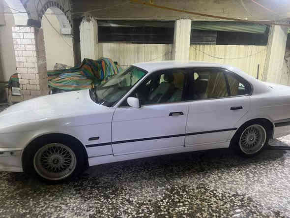 بي ام 525مسكر تك فانوس كير عادي نمره طويله غرفتها نضيفا صدر امامي نص عمر الخلفي نضيف تبريد خير من الله داخل الغرفه كهرباء ***********
