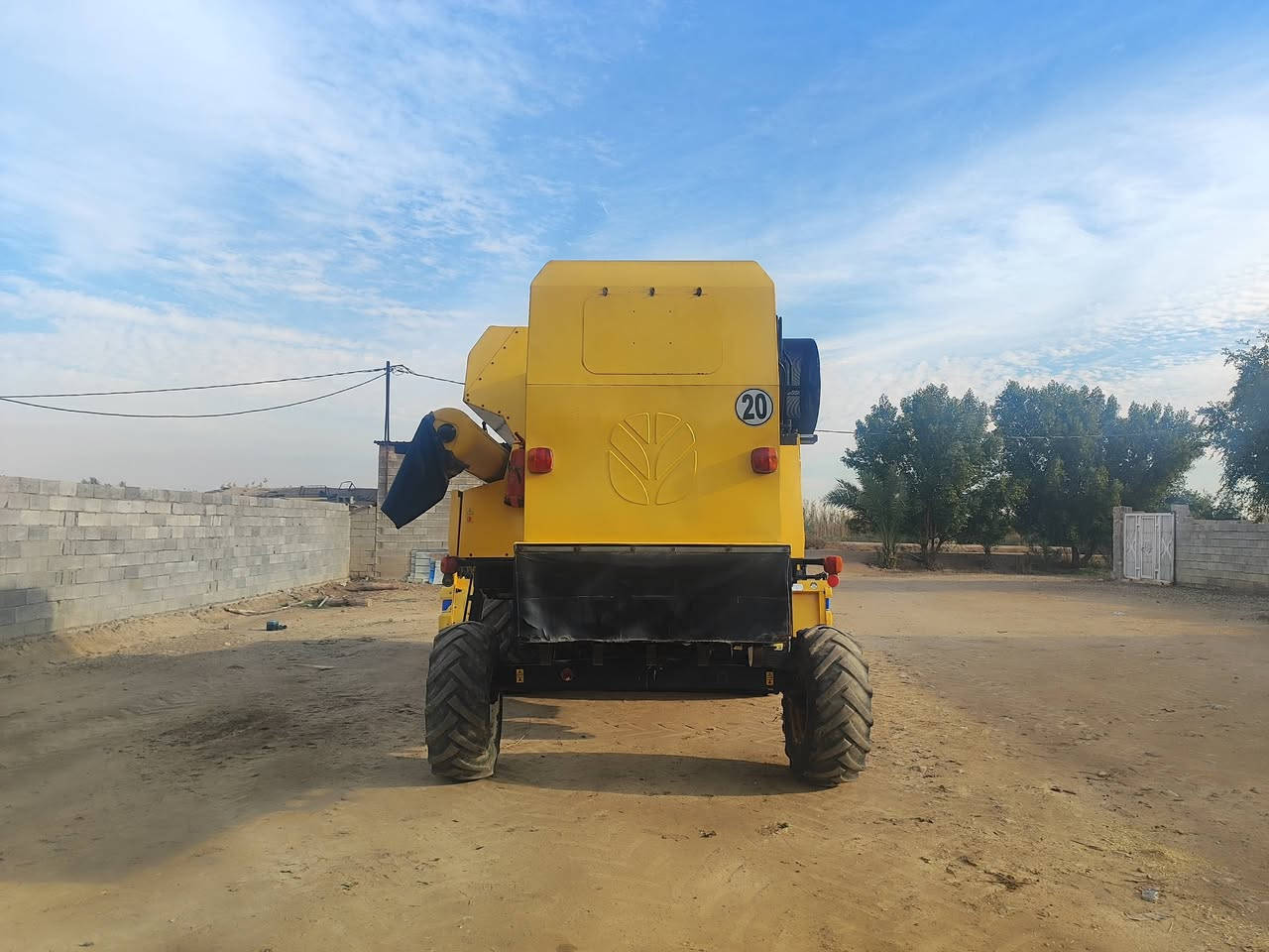 السلام عليكم للبيع حاصده 4بلم قايش 2014 كفاله عامه وضع الشركه عاده 3000,,  مكان واسط الشحيميه ***********. ,, ***********.
