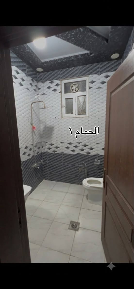 للايجار بيت  في حي الجامعه قرب مدرسة صلاح الدين الصباغ موقع مميز  جدا
 مساحه180م مودرن حديث
يحتوي على غرفتين وصاله ومطبخ حار وبارد وخدمات 
الايجار مليون وربع بي مجال 
توجد دلاليه
***********بي واتساب
