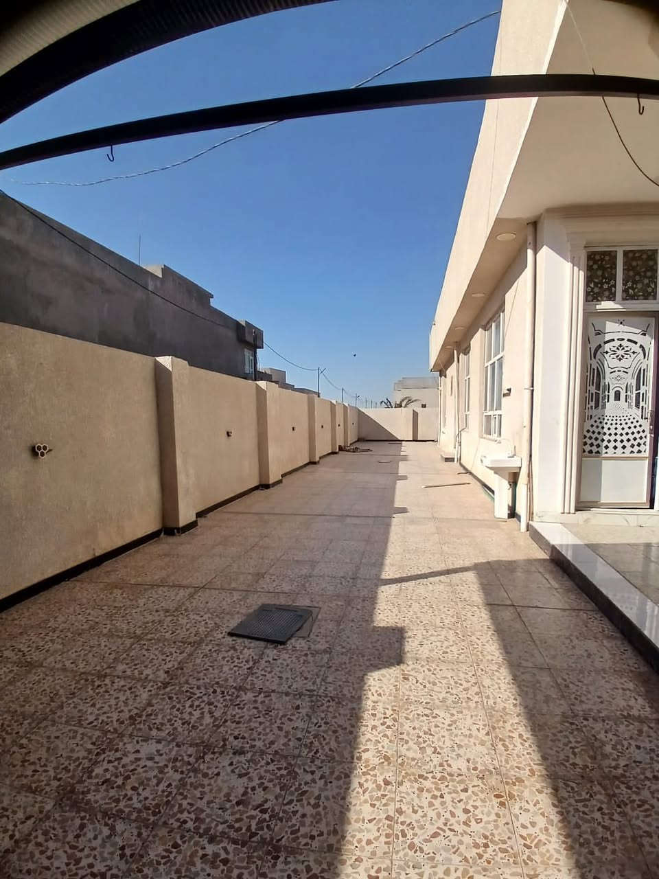 بيت 🏡 للبيع سند 35 مساحة 720م واجها 19 ونص نزال 37م يحتوي البيت على ثلاثة غرف نوم و مطبخ حار بارد و استقبال 5 في 10 وكراج كبير و حديقه 🏕️كبيرة الخدمات فول البيت صاير على شارع يربط بين الراشدية و جزيرة بغداد السياحية العنوان / بغداد حي الانتصار مقابل مستشفى🏥 حماد شهاب جاي من مرور الحسينية الاستفسار على الرقم التالي.  *********** / يوجد واتساب
