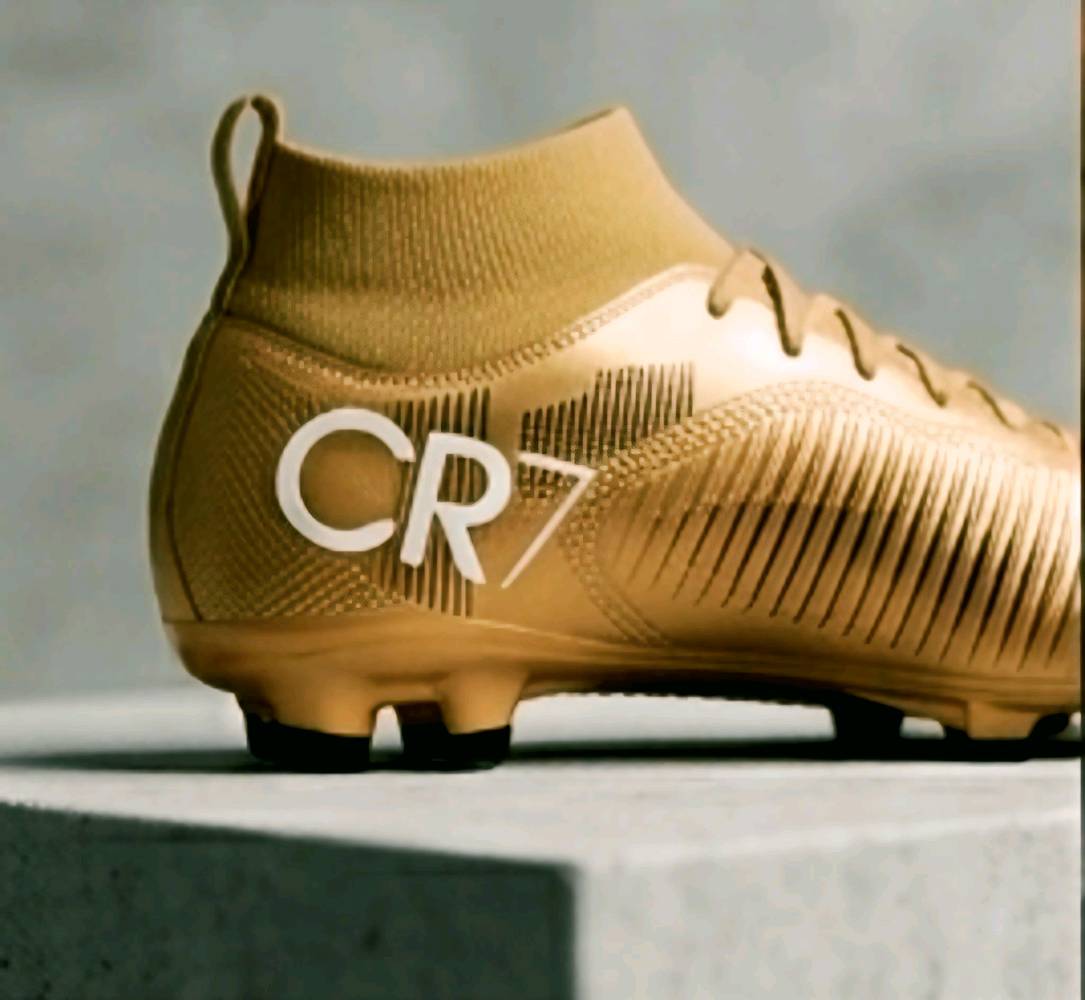 حذاء كرة قدم Premium CR7 Collection (للبيع)
​حذاء رياضي احترافي بتصميم عصري وأنيق باللون الذهبي المميز، مستوحى من سلسلة الدون رونالدو.
​المواصفات الأساسية:
​النوع: حذاء كرة قدم (بوت) برقبة عالية (جورب مدمج) لثبات وتوازن أفضل.
​اللون: ذهبي بالكامل مع شعار مميز على المقدمة.
​الحالة: جديد / بحالة ممتازة (حسب حالة حذائك الفصيلية).
​المميزات: خفيف الوزن، مرن،