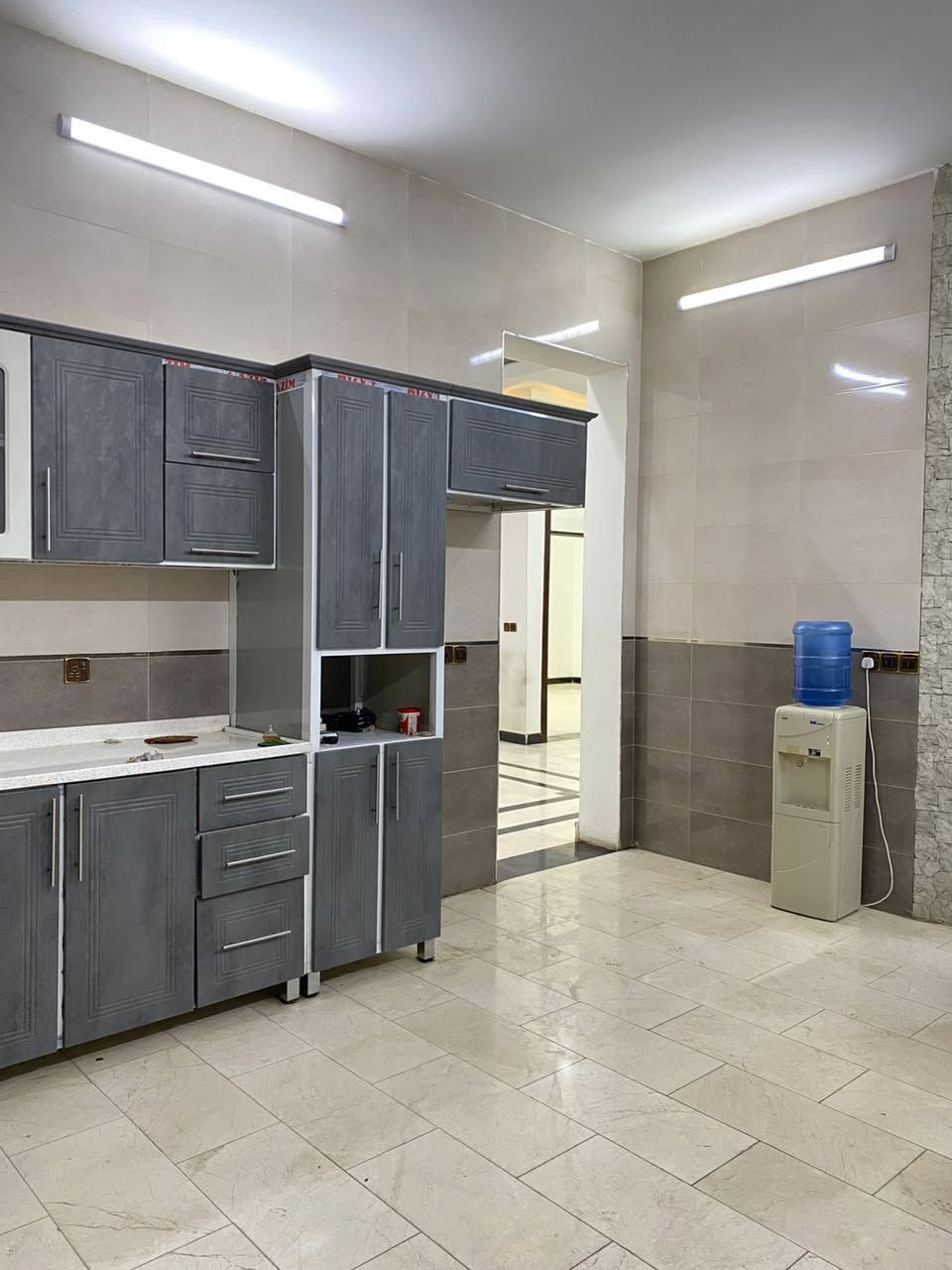 دار للايجار مساحه 240متر متكون من 5 غرف نوم
استقبال+مطبخ حار بارد+4 صحيات
الدوره مدخل البعيثه مجمع العدل 
الاستفسار ***********
