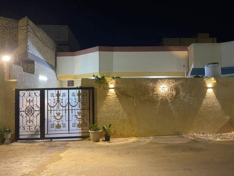 بيت للبيع في كربلاء المقدسة /المعملجي مقابيل اعدادية الحسين ع الصناعية في الشارع الرابط بين شارع الحر وشارع الروضتين 
مساحة البيت 240 متر البيت وجهين بوجه البيت شارع وبضهره شارع صاير شريط يحتوي البيت على كراج سيارة كبير وحديقة كبيرة وكلدور واستقبال كبير وصالة كبيرة ومطبخ كبير وغرفتين نوم ومنور داير البيت وحمامات داخليه وحمامات خارجية البناء صب مسلح البيت  خدمات كاملة شارع تبليط وخدمة الكيبل الضوئي انترنيت وانارة للشارع ومجاري عامة
البيت قريب على المدارس الحكومية ومدارس وارث العتبة الحسينية والعباسيةمدارس العميد  وقريب أيضا على جامعة الصفوة وجامعة العميد وايضا قريب جدا على دوار الامام الحسين ع عرض ٦٠ متر وقريب على مصرف الدم  وعلى مستشفى وارث للاورام الدولية وعلى مركز الاسنان التخصصي وايضا خطوط سيارات
للاستفسار الاتصال على الرقم 
***********
***********

