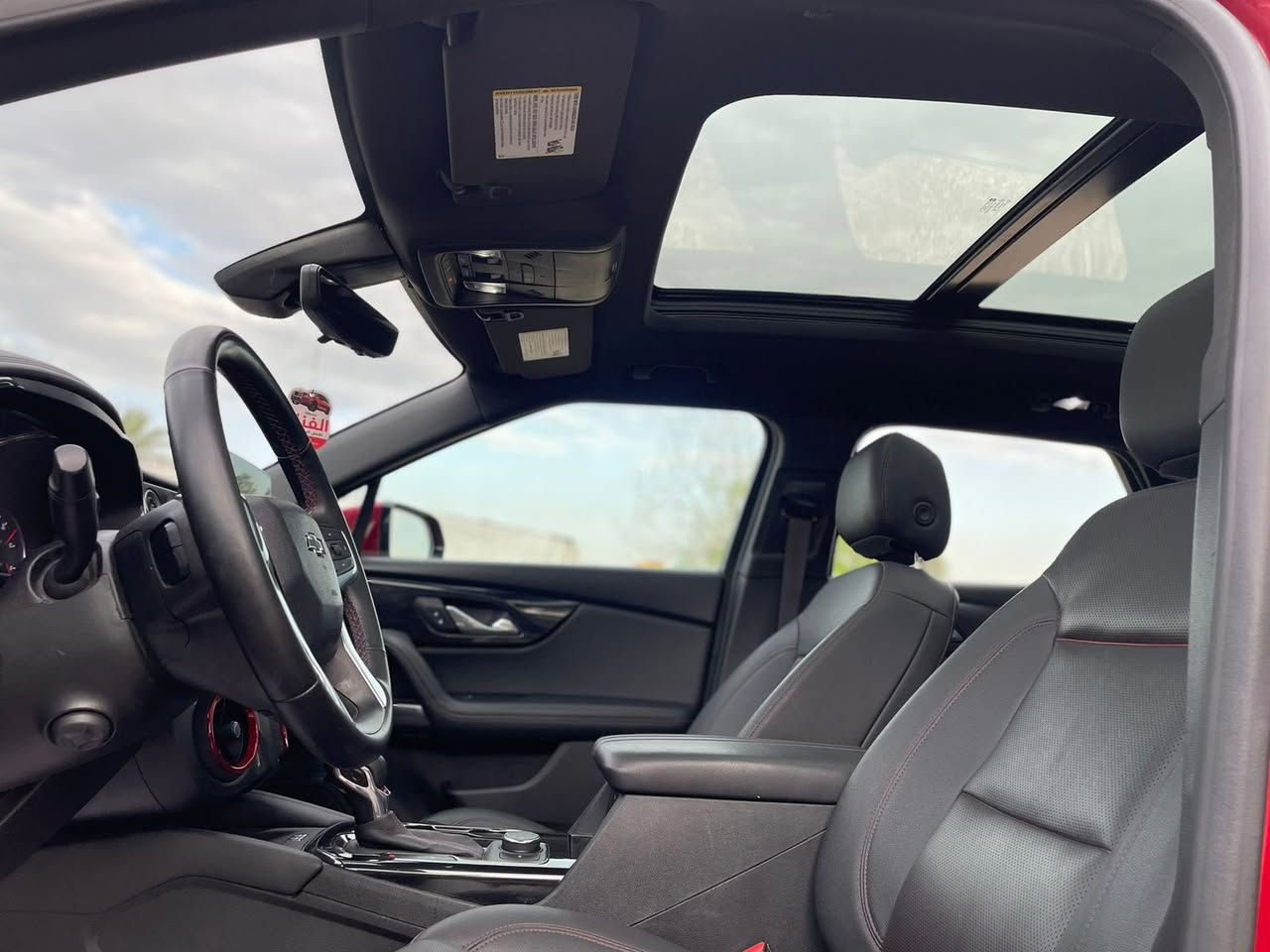 -السلام عليكم
Chevrolet Blazer RS 2023
* محرك 3.6 لتر V6
* قوة 308 حصان
* ناقل حركة أوتوماتيك 9 سرعات
Apple CarPlay + Android Auto + إنش 10 شاشة *
Bose نظام صوتي *
* شحن لاسلكي
* كاميرا خلفية + حساسات
* نظام أمان متكامل
* مقاعد جلد رياضية (RS)
* تبريد وتسخين مقاعد
* تشغيل بصمة
* إضاءة LED كاملة
باقي المواصفات معروفه ، مكان السياره بغداد
السياره ماشيه 28.300km
صور الحادث مرفقه
السعر $19.000
للاتصال ***********
