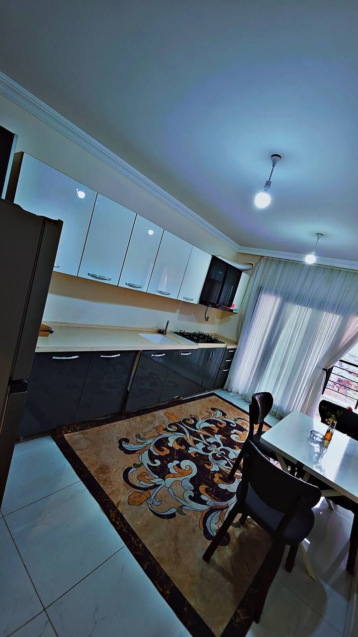 شقة مؤثثة للإيجار في مجمع روزَ ستي –في قلب مدينة دهوك
✨ شقة مؤثثة بالكامل وجاهزة للسكن
⚡ خدمات متكاملة وكهرباء متوفرة 24 ساعة
واجهة واطلالة مميزة على جبل زاوا 
📞 للحجز أو الاستفسار:
واتساب / اتصال
📱 ***********
📱 ***********
