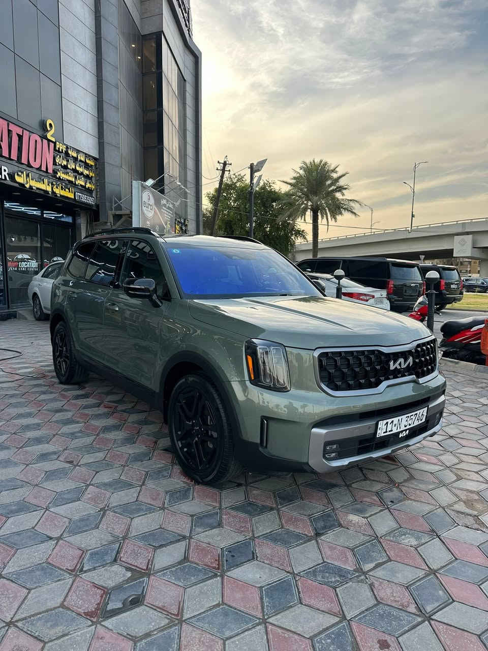 السلام عليكم SX Prestige Xline كيا تلورايد اعلى فئة يعني بعد متجي مواصفات اعلى من هيج موديل 2023 لون مميز اخضر الداخل ايضا لون اخضر ٥ كامرات 360 درجه رادرات 360 السقف كانتيره فتحتين كشنات ٤ تدفئه وتبريد كرسي السايق مساج بعد كولش هوايه مواصفات السياره بدون قطره صبغ بدون بارد مكفوله بس داخل مي للدوسه وصاحبي بأامركيا راح فحصها بالمزاد شغاله وتمشي ومأشر بالتقرير بقلم ماجك الحد مال المي اي ضوه تحذير مابيها من جبتها ماشيه ٩ الاف حاليا ماشيه ٤٦ الف كيلو متر على ايدي السياره مغلفها افلام حماية بالكامل خارج وداخل حتى القماره الجامه الاماميه درع جام جلاتيني للاستفسار ***********
