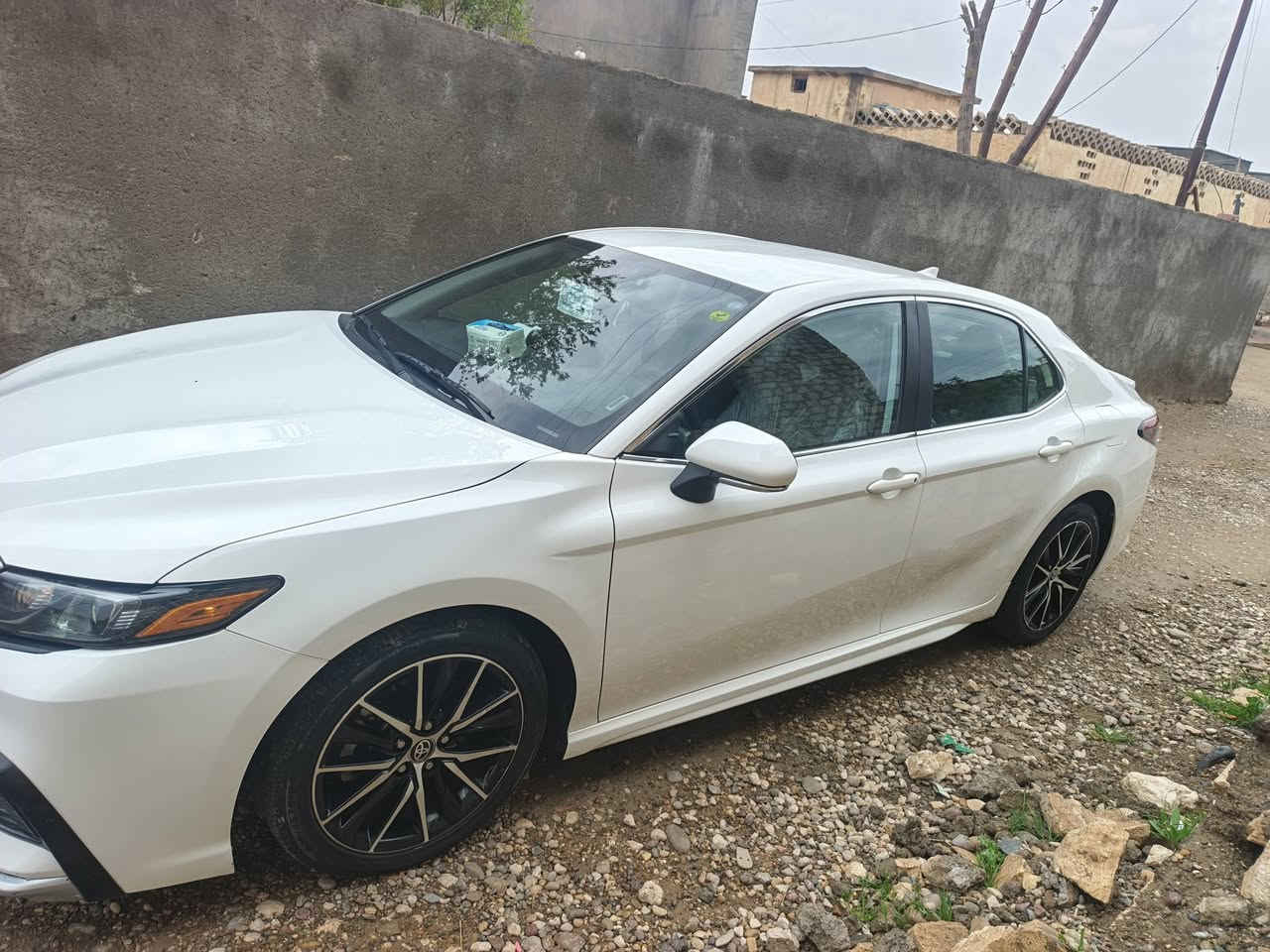 كامري موديل٢٠٢٢
ضررها جاملغ 
ماشيه ٥٢ 
ستسفسار ع رقم***********
