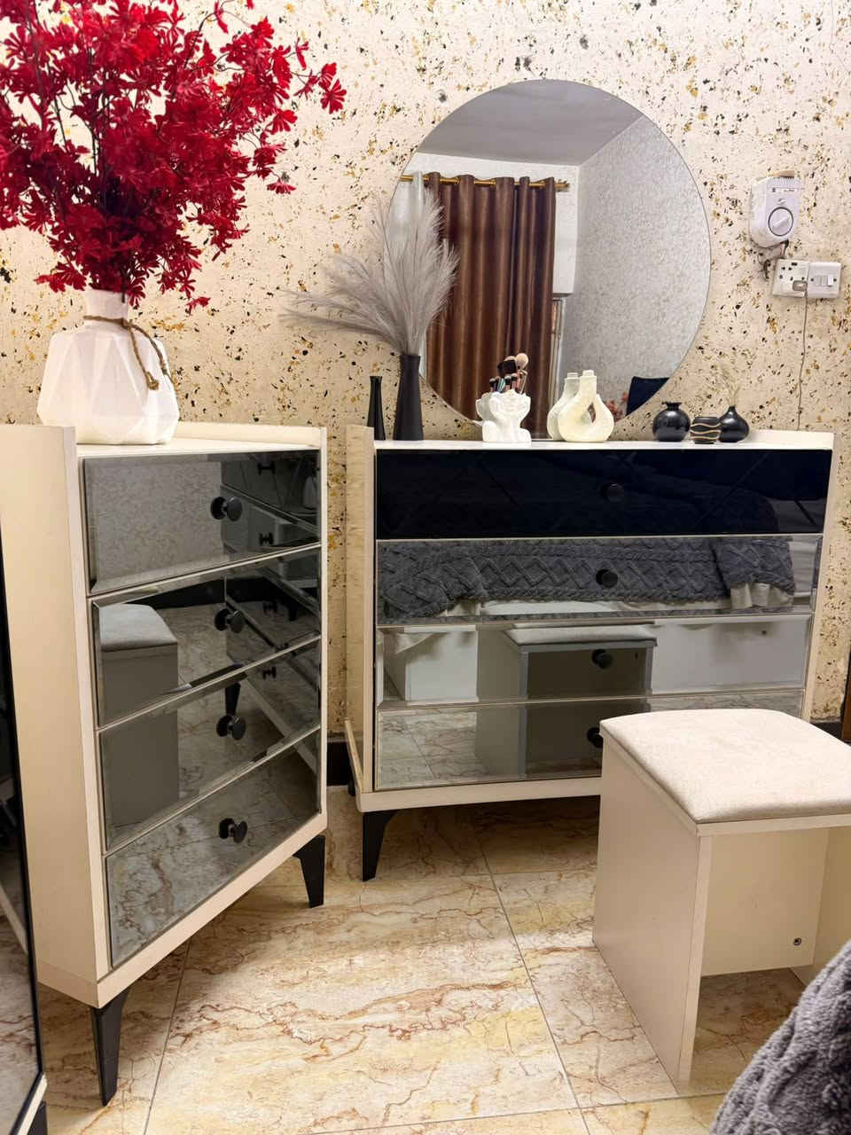 غرفة تركيه المودرن أبواب للبيع نضافه 100٪100
 تكمه قويه ثگيله أصلية ماركة ملأمه للعرسان
 8 قطع الجمام الشفاف مابيها ولا شخط ولا زلغ السرير مخزن
*********** وأتساب
