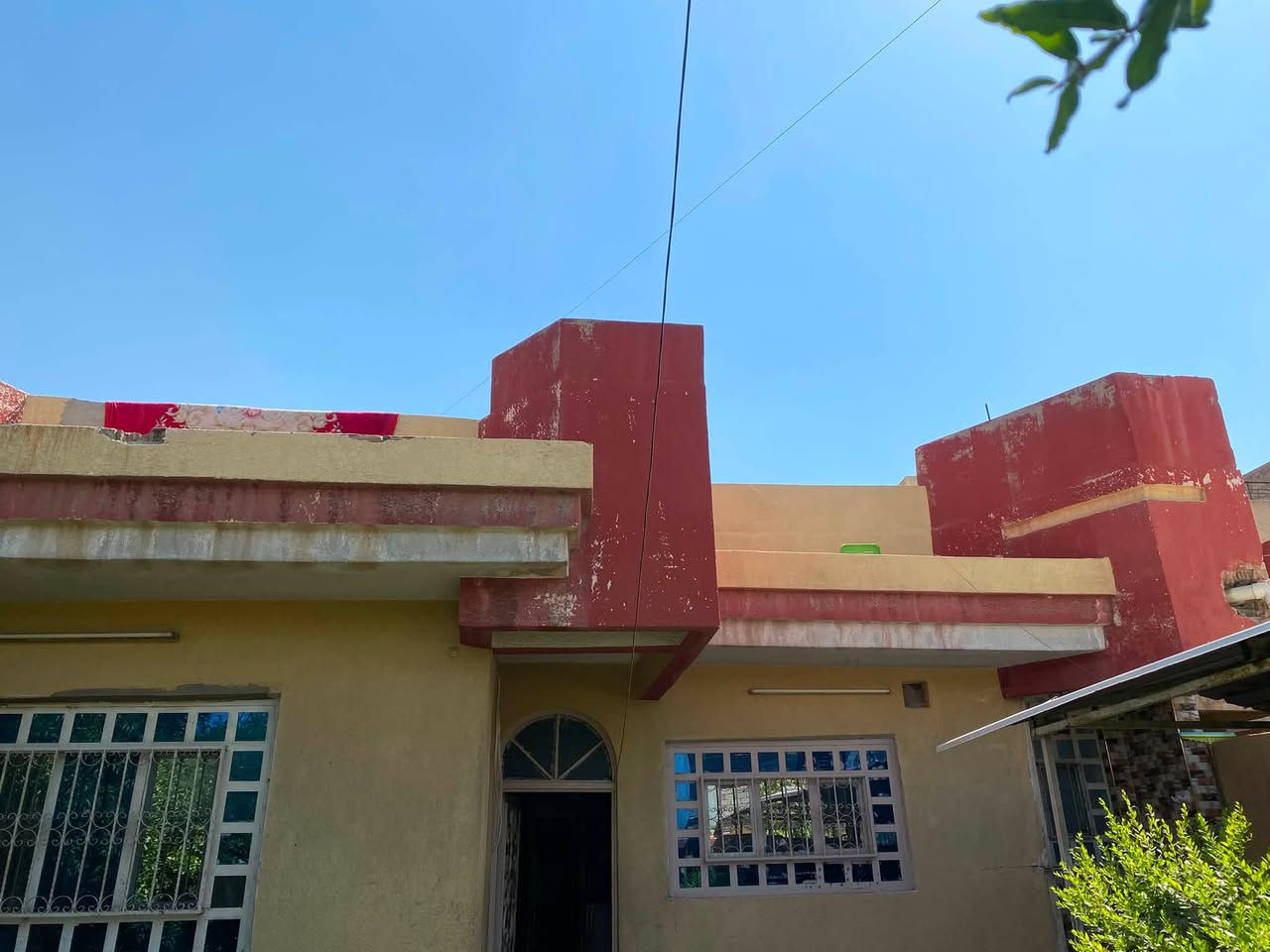 بيت للبيع في الموصل حي الاصلاح الزراعي ،ملك صرف
360 متر ،يتكون من طابقين الطابق الاول ثلاث غرف وهولين واستقبال ومطبخ وصحيات ومنور وترك والطابق الثاني غرفتين وصحيات وسطح كبير
التواصل ‭***********‬

‭***********‬
