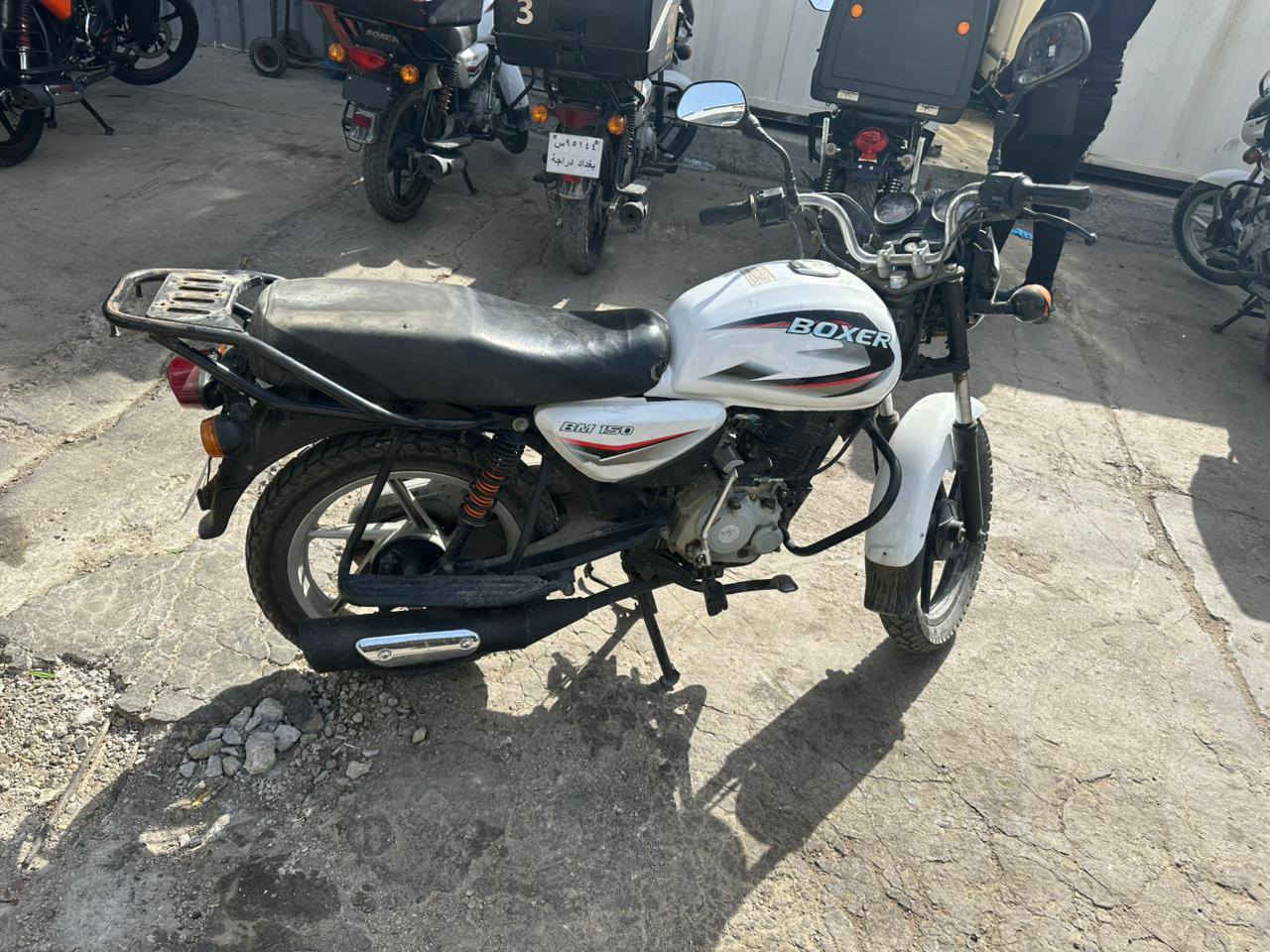 مرخصه مدير الكروب
السلام عليكم للبيع دراجه بوكسر مرقمه بغداد 
الدراجه شغاله وخير من الله بس يحتاجها تجفيت 
حاليا دراجه شغاله وخير من الله 
سعر مليون و200
***********
