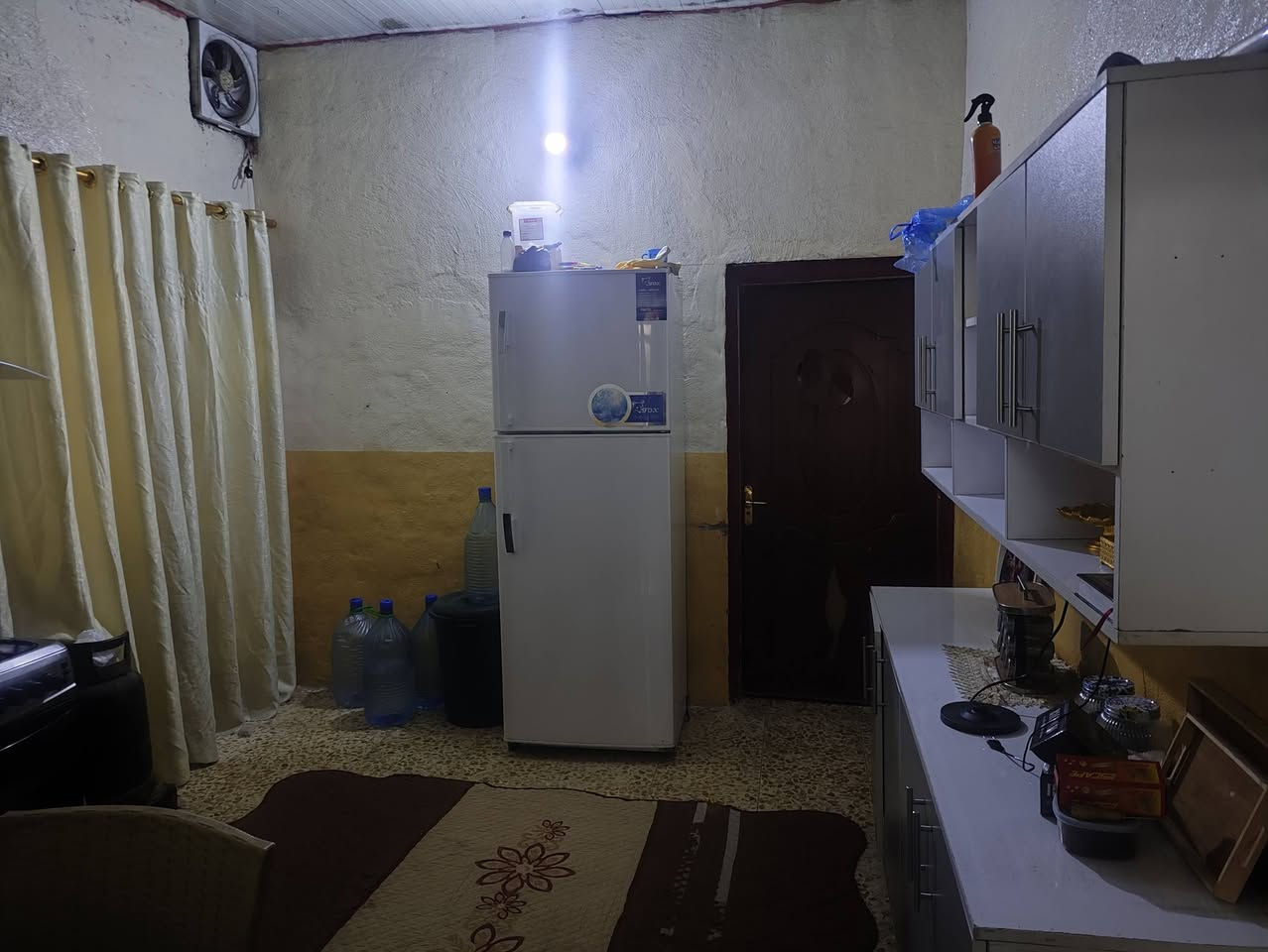 سلام عليكم بيت للبيع تجاوز 100 متر كامل وعالي عن الشارع  حيل نضيف الحمام وتواليت مشترك سيراميك غرفه جبيره ومطبخ وستقبال وكراج وتواليت خارجي البيت مطبك كاشي سكف سندوج مضروب سلفون عازل مقابيل شركت الزوراء السعر 20 ***********
